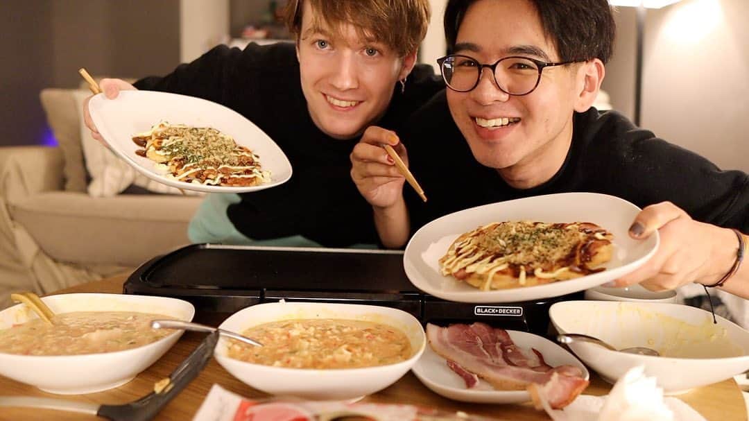 Seigo & Brenのインスタグラム：「New video!  お好み焼きって二人では結構作ってるのに、意外と動画にしてなかった気がする！ 今回はよく作る三種類をみんなにシェア🙋🏻‍♂️🙋🏼‍♂️🐈‍⬛ 多分定番だからみんなもやったことあるはず！😊  #gay #gaycouple #ゲイ #ゲイカップル #夫夫 #husbands #コロンバス #columbus #Ohio #オハイオ州 #お好み焼き #okonomiyaki」