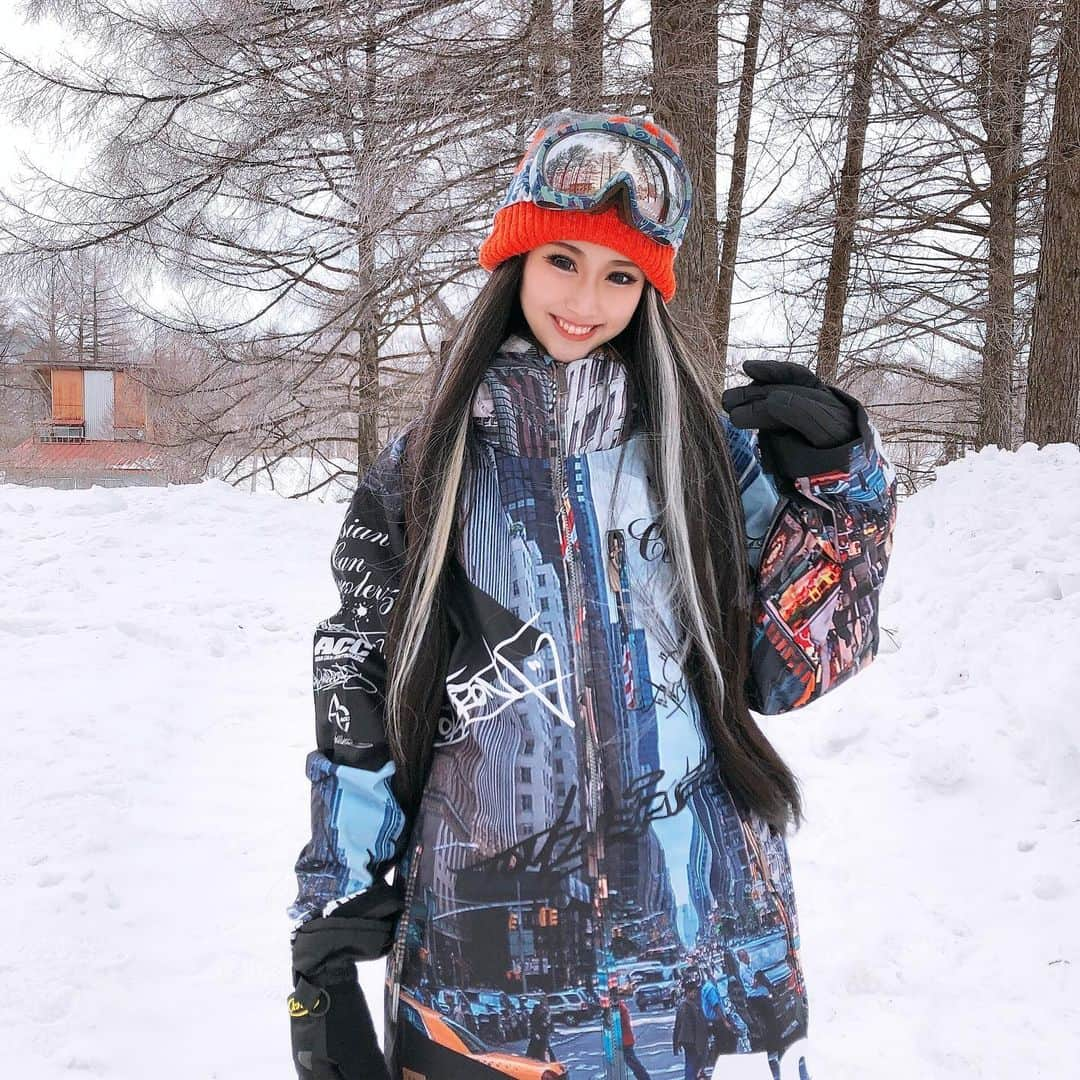 浅井マリサさんのインスタグラム写真 - (浅井マリサInstagram)「☺︎ eggの撮影でスノボ行ってきた〜🏂  スキーは6年生の時、スキーキャンプでやった事あってんけど、スノボ初めてすぎて出来ませんでした😇 お腹打って死にかけたので、当分怖くてできません😇  途中でスキーに変えた 最初手こずったけど、出来ました  あーーーめっちゃ楽しかったァああ!!!また行きたいｯ  #スキー#スノボ#ウェア#スノボツアー #egg専属モデル#週末ギャル #jc3#エクステ#シールエクステ」2月3日 21時44分 - marisa_a_egg