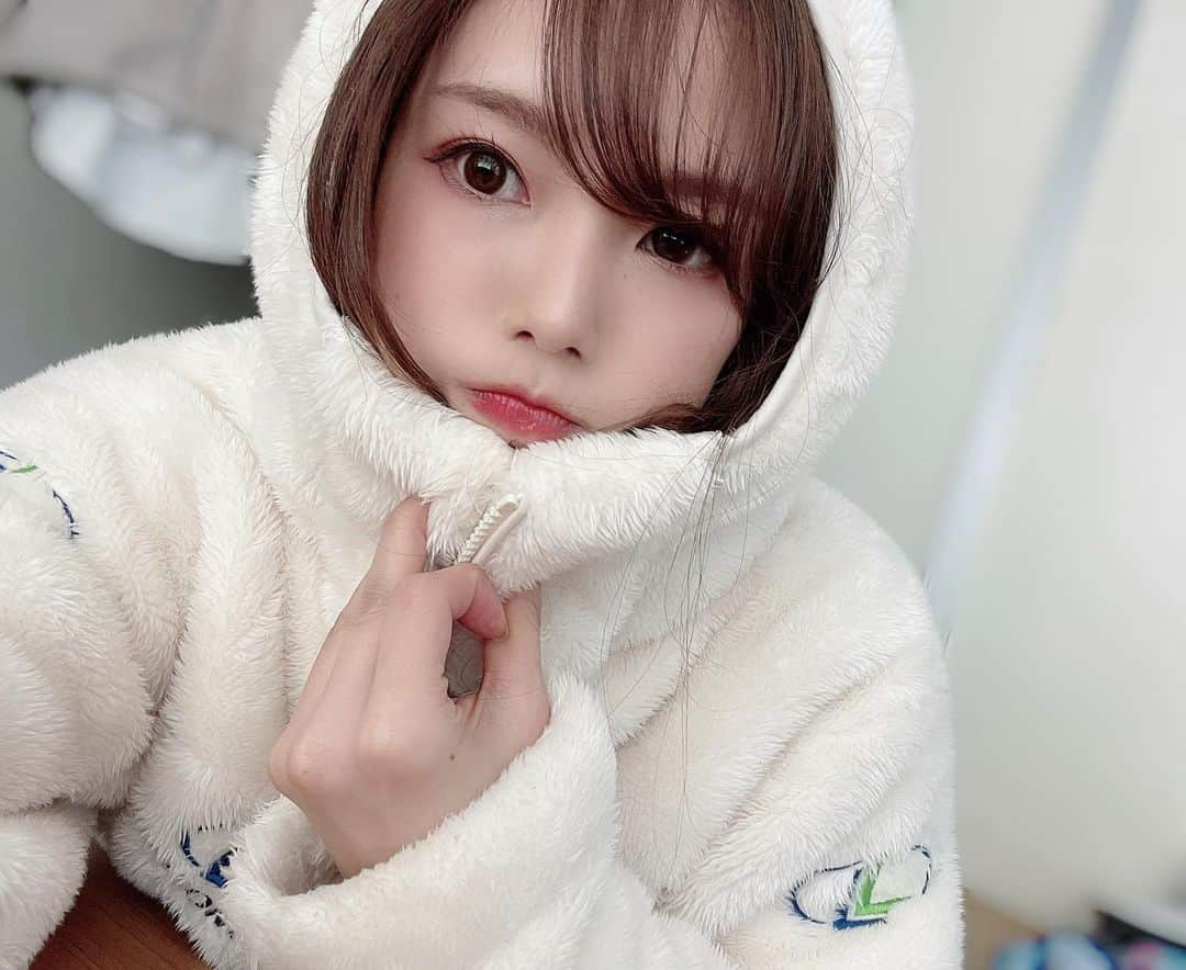 朝比奈果歩さんのインスタグラム写真 - (朝比奈果歩Instagram)「雪だるま⛄️ リンロンだるま（笑） 、 、 、 、 D1GP終わっちゃって寂しい… みいちゃんに会いたいし、 コントローラーの麻衣子さんや ゆかさんにも会いたいし、 シルビア姉弟にも会いたいし、 チームの人たちやD1ファンの人たちに会いたいっす…( ˘･ω･˘ ) 、 、 、 ぴえん 、 、 #リンロンタイヤ #ドリフト #チームオレンジ #レースクイーン #自撮り #セルフィー #セルカ #もこもこ  #LINGLONGTIRE #drift #TeamORANGE #racequeen #rq #selca #selfie #d1 #d1gp  #레이싱모델 #賽車女郎 #自拍 #셀카 #셀피」2月3日 21時54分 - kaho_asahina