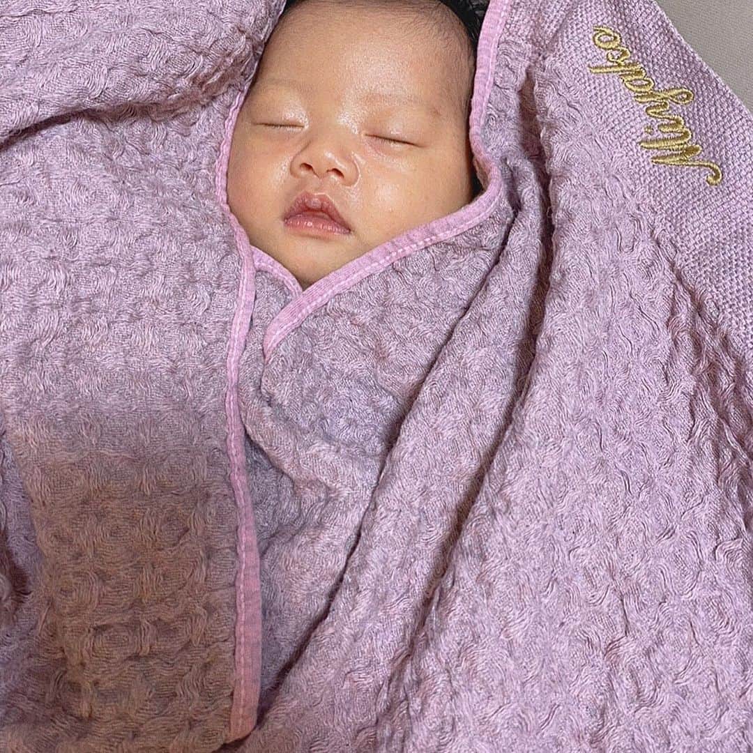 松原加奈恵のインスタグラム：「🌷🌷🌷 おっぱい飲んで、寝て、うんちして シンプルだけど 大人になっても大事な３つ☺️☺️  #baby #MARLMARL #miyako#赤ちゃんのいる暮らし」