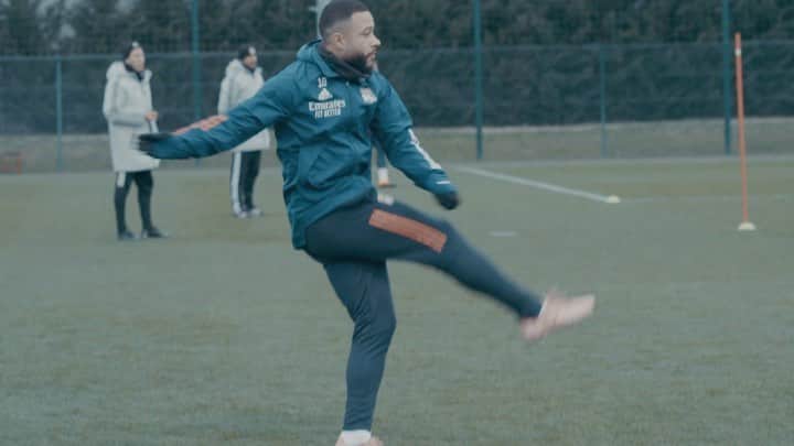 メンフィス・デパイのインスタグラム：「I’m part of the biggest sport in the world, now that’s a blessing! ⚽️🙏🏽  🎤 : @morrayda1」