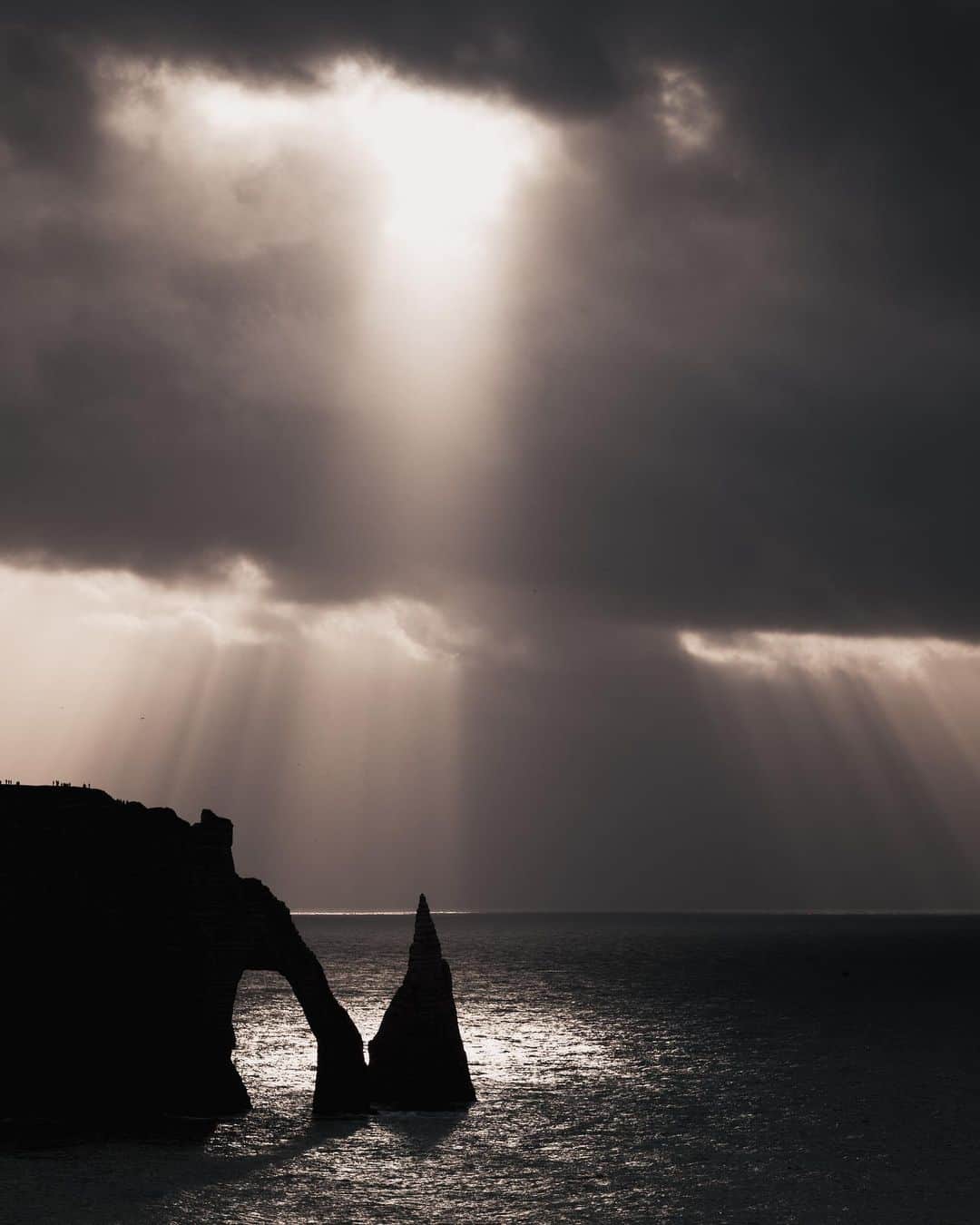 Putri Anindyaのインスタグラム：「Dreams //   Last night I had a dream where I got wings on my back. It was a grey one. I stood by the cliff then took a jump. Next thing I know, I flew around the ocean with lights, just like this picture. But I get caught by the storm. There was a big thunder and then I opened my eyes staring back at the ceilings. It was a good dream but I woke up in sweats. These past months I’ve been dreaming weirdly. Went to so many places and my dream became very vivid that I could remember lots of details hours and days after I wake up.   Do you dream in your sleep these days? What was your most amazing dreams that you could remember?   Tell me! 😴💭」
