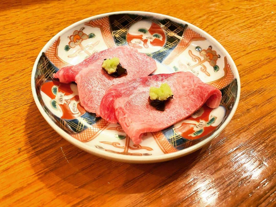 謝依旻のインスタグラム：「先月、京都で食べた肉料理が美味しすぎて🥩✨思い出しただけでヨダレが出そう...😅  早くまた食べに行きたいなぁ~  上個月在京都吃的「肉料理」真的是太好吃了...❤️  看看照片回味一下✨好想趕快再去吃～～😋  #京都　#京都グルメ #肉料理かなえ  #肉料理  #牛真偉大」