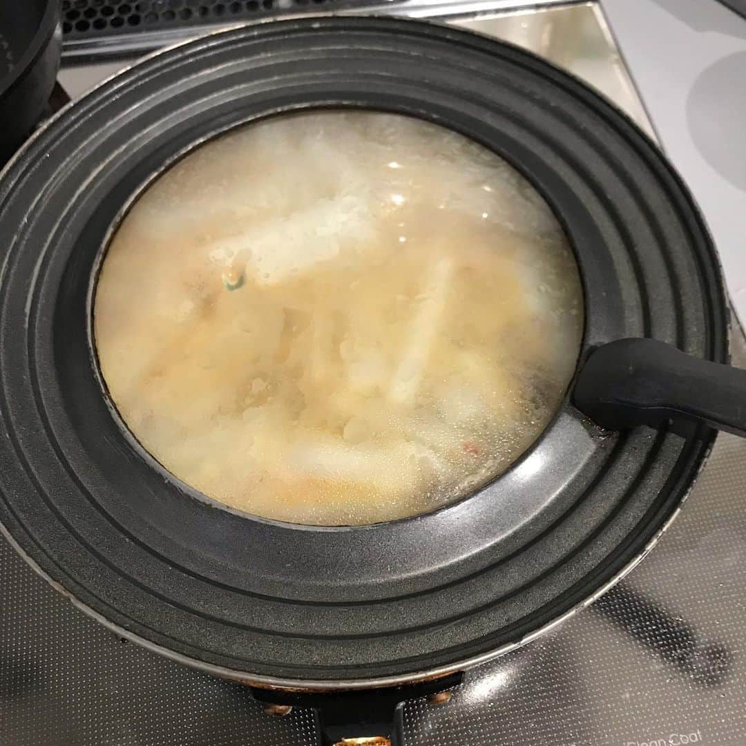 山本ゆりさんのインスタグラム写真 - (山本ゆりInstagram)「これめっちゃおススメ！！﻿ ﻿ 【坦々大根】﻿ ﻿ 坦々麺の麺を大根に変えてみたら、大根レシピの定番にしたいくらい美味しかったです‼️煮物より好きかもしれん。何で今までせんかったんやろ。﻿ ﻿ 淡白な大根にこのピリ辛ゴマ味噌スープがめちゃめちゃ合います。豆板醤抜けば子どもも好きな味やと思う。あんたとこの子も好きちゃう？(突然距離詰める大阪のおばちゃん)﻿ ﻿ フライパン1つで10分かからず作れるし、調味料もめっちゃ少ない。スープは豆板醤、みそ、鶏がらスープの素だけでできます！練りゴマも不要。﻿ ﻿ 糖質も低そうなので良かったら。﻿ ﻿ 材料（スープたっぷり2人分←調節せえよ)﻿ ・大根…1/4本(10cmくらい。皮むいて300gぐらい）﻿ ・合びき肉または豚ひき肉…100gぐらい﻿ Aチューブのにんにく、おろししょうが…各1cm﻿ A豆板醤…小さじ1/2ぐらい。好みで増減﻿  ﻿ B水…450mlぐらい﻿ B顆粒鶏ガラスープの素…大さじ1ぐらい﻿ Bみそ…大さじ2ぐらい ﻿ ★合わせみそを使いました﻿ ・豆乳または牛乳…100mlぐらい﻿ ・白すりごま…大さじ2ぐらい﻿ ・好みでラー油、粗びき黒こしょう、万能ねぎの小口切り…各適量﻿ ﻿ ①大根は短冊切りにする。フライパンにサラダ油(分量外)を熱してひき肉とAを炒め、色が変わったら大根を入れて炒める。﻿ ﻿ ② Bを加え、蓋をして3〜4分大根がやらかくなるまで煮る。(あれから僕たちは何かを信じてこれたかなぁ)﻿ ﻿ ③豆乳とゴマを加え、ひと煮たちしたら火を止める。(味見してしょっぱかったら水足して、薄かったらみそと鶏ガラ足して)器に盛って好みでラー油をたらし、黒こしょう、ネギ、白すりごまをかける。﻿ ﻿ ★もやし、豆腐でも美味しそう。﻿ ﻿ ★ひき肉じゃなく豚バラを使うと、坦々豚バラになります。(なんで。なんで豚バラの場合主役張るシステムなん)﻿ ﻿ ★朝作って温め直すのもいけるレシピです。﻿  ﻿ ★冷凍うどん入れて煮るのもめっちゃ美味しい。坦々うどん。﻿ ﻿ Q.中華麺も合いますか？﻿ A.ちょっと想像もつかないです…！﻿  ﻿ #レシピ #簡単レシピ #おうちごはん #料理 #晩ご飯 #大根レシピ #坦々麺﻿」2月3日 21時49分 - yamamoto0507