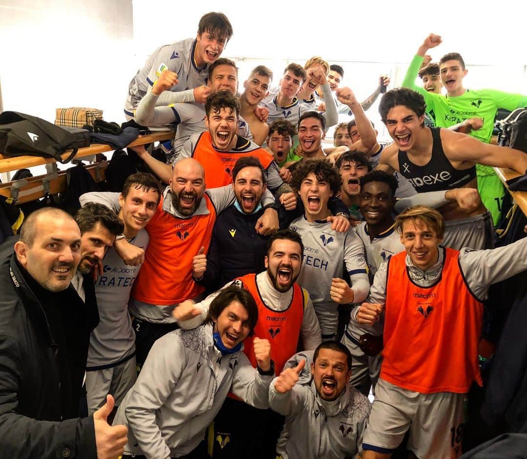 エラス・ヴェローナFCのインスタグラム：「SIIIIIIIII 😍💛💙  Roma battuta 2-1 in trasferta: la #Primavera è ai Quarti di Finale di #CoppaItalia 💪💪💪  #DaiVerona @hvgiovanili」