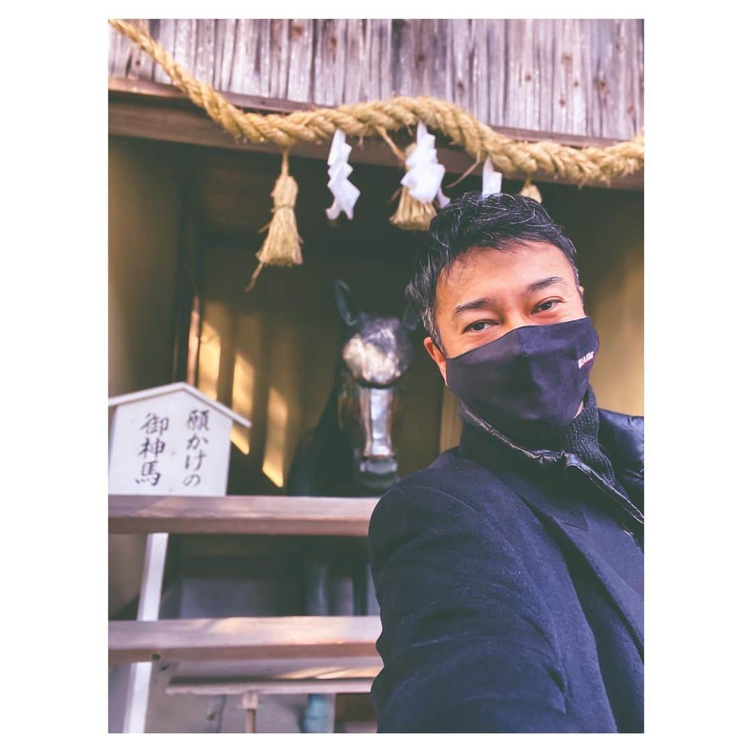 元木行哉のインスタグラム：「やっぱりタイミングってありますよねー。﻿ 元日から初詣に行けてなかったのですが、今日、立春初詣に行ってきました⛩﻿ 旧暦では今日から新たな一年のスタート。﻿ 神馬さんにもお願いしてきました。﻿ ﻿ コロナで不安な日々が続きますが、皆さんどうかお気をつけて。﻿ そして、今月もがんばっていきましょい！﻿ ﻿ #立春 #立春大吉 #staysafe #コロナに負けるな #元木行哉 #二月」