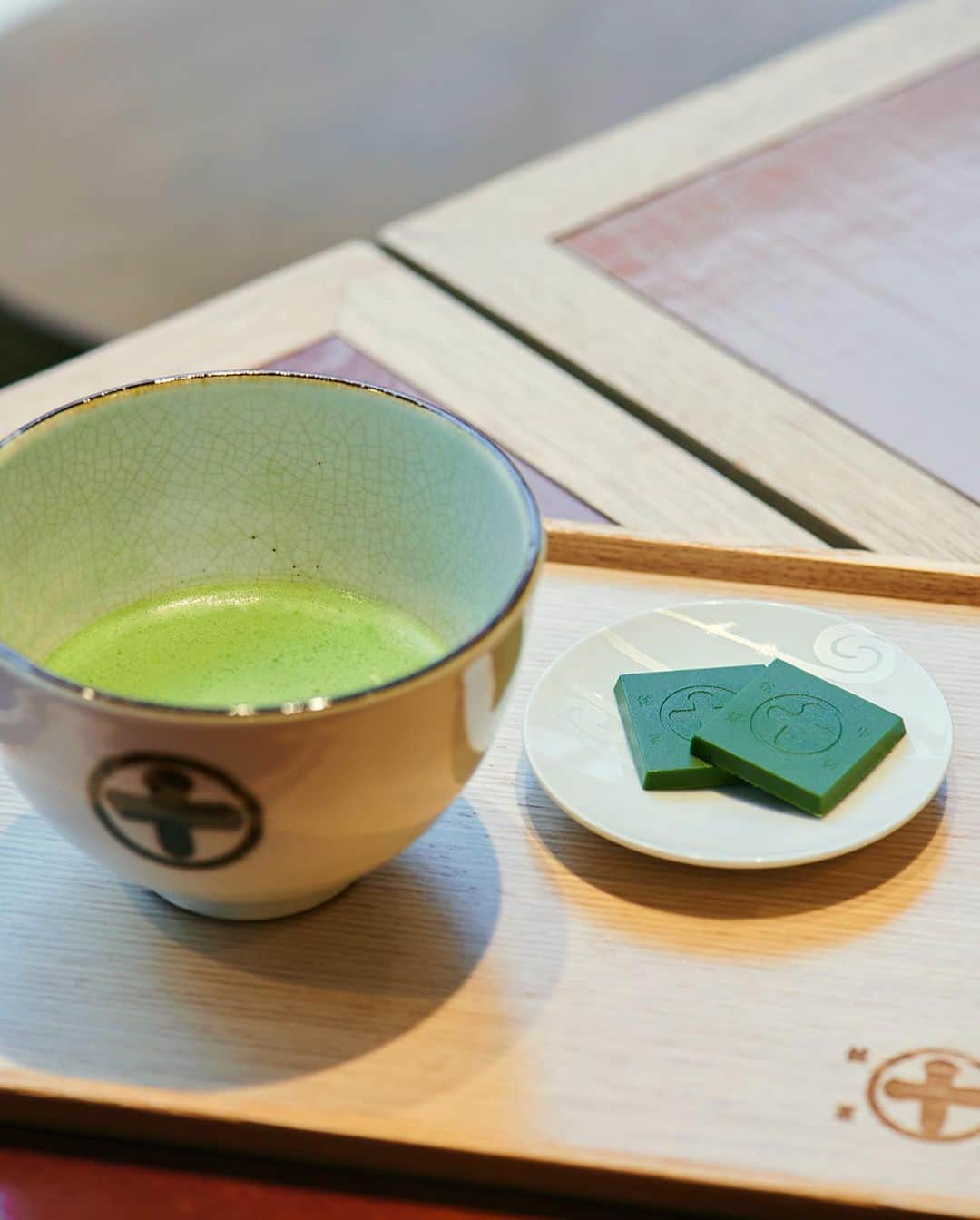 Hanako公式さんのインスタグラム写真 - (Hanako公式Instagram)「本日の「お茶タイム」おともは…🍵  📍〈中村藤吉本店 銀座店〉 京都・宇治市の日本茶の茶商からスタートした老舗日本茶専門店。﻿  🌿本日の一杯：「薄茶（成光の昔）」 甘味や旨味、香りをしっかりと楽しめるような抹茶さっぱりといただけます。にパンチのある苦味が爽やかさを演出してくれています。  ﻿ 🍨﻿本日の甘味：「銀座店限定 別製まるとパフェ」 ”別製”とは、特別なお茶に対してつけられるもので、1年に渡って手間暇をかけ続け、葉を手摘みした最高品質の抹茶だけがもつ繊細で気品のある「碾茶（てんちゃ）」を余すことなくパフェにしたもの。パフェグラスの中にぎっしりとつめこまれているのは、上から抹茶「鮮雲の白」、抹茶生クリーム、抹茶シフォンケーキ、抹茶アイスクリーム、ベリー、白玉、渋皮栗、あわぽん、抹茶餡、生茶ゼリイ「抹茶」、さくさく小豆、ミルクソフトクリーム、濃茶「成光の昔」。13種類がひとつのグラスに共存しています﻿。 ﻿ ﻿ 『木村ミサと本日のティータイム🫖』﻿ モデルとして活躍する木村ミサさん @misaxmas が、自身のライフスタイルを通じて”お茶の魅力”について伝えていくweb連載。あなたの毎日のお供に、ホッと寄り添えるような一杯をお届け。﻿ ﻿ #Hanako #Hanako_magazine #銀座カフェ #お茶好き#日本茶カフェ #ほうじ茶 #抹茶 #フルーツティー #抹茶好き #抹茶ラテ #抹茶パフェ #別製まるとパフェ #中村藤吉本店 #抹茶パフェ #木村ミサ #photoby_KaoriOouchi」2月3日 22時03分 - hanako_magazine