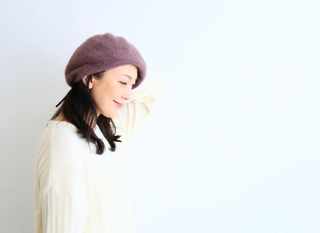 田中美里のインスタグラム：「jin no beat shite cassie アンゴラベレー。  photo by fujiko  #jinnobeatshitecassie  #ジンノビートシテカッシ  #アンゴラ #ベレー帽 #帽子 #革紐でサイズ調整可  #以前撮影したものです」