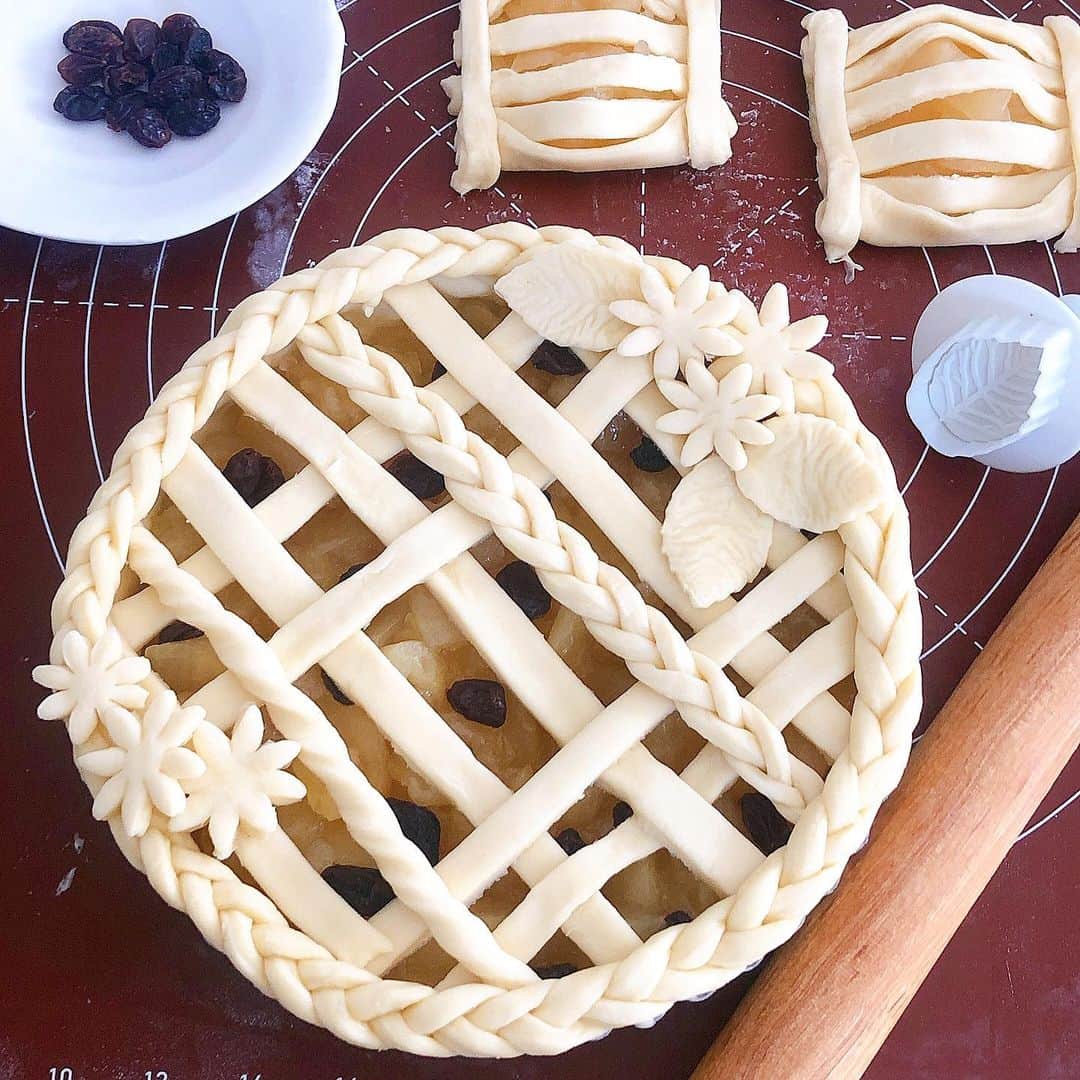 ai ˖◛⁺⑅♡さんのインスタグラム写真 - (ai ˖◛⁺⑅♡Instagram)「2021.2.3 Before baking apple pie ・ 先日のアップルパイ 焼く前はこんな感じでした ・ フィリングにはりんご煮の上に アクセントでレーズンをパラパラ ・ ・ 「カリフォルニア・レーズン協会×フーディテーブル」 のモニターコラボ企画に参加しています 「カリフォルニア・レーズン」をモニタープレゼント いただきました ・ ・ #カリフォルニアレーズン#おいしく鉄分補給#フーディストモニター#パイアート#パイ#アップルパイ#applepie#applepies#pies#apple#りんごパイ#おうちカフェ#pieart#tomiz#wp_deli_japan#igersjp#フーディーテーブル#手作りおやつ#キッチングラム#homemade#sweets#locari#cotta#おうちごはんlover#macaroni#手作りスイーツ#foodpics#foodporn#焼き菓子#こどものいる暮らし」2月3日 21時58分 - aimihika