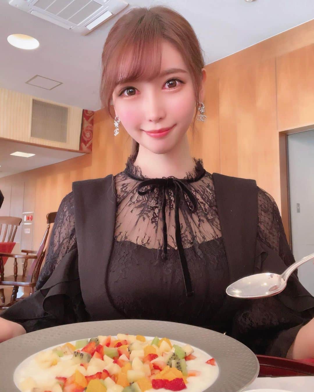 のインスタグラム：「. ラウンド後のデザートタイム🫖✨ . この日はフルーツヨーグルト🍓 果物がたっぷり入ってて美味しかった〜😋 . 寒い日はラウンド後のお風呂の時間が至福🛀✨ 身体ぽかぽかでデザート頂きました☺️ . #ゴルフ女子#ゴルフ初心者#ゴルフ好きな人と繋がりたい#ゴルフ女子と繋がりたい#ゴルフ#golf#golfstagram#デザート#フルーツヨーグルト#herlipto#成田ゴルフ倶楽部」