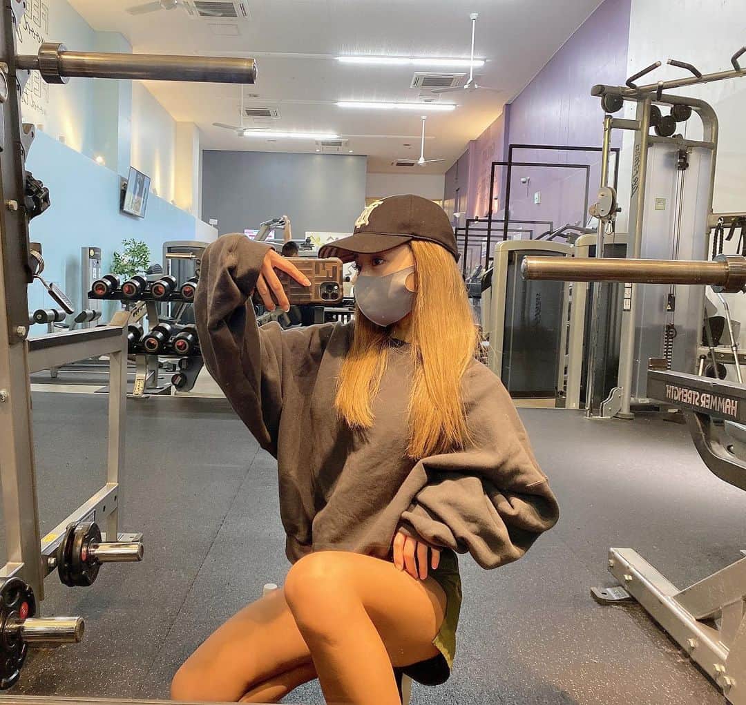 石田みかのインスタグラム：「. . 今日お家でお仕事させてもらって やっと回復してきた🌈 胃腸弱いからすぐ壊すんだよな😞.. まいったまいった 締めに反復浴してすっきりしよ。 今日一日ぐったり寝てたから 夜寝れるかわからないけど🥺..  . . 明日はジム行きたいなー！ （エニタイムだと初心者みたいな服装でトレーニングしがち） . . . #ラウンドガール #筋トレ女子 #ダイエット生活 #グラマラスボディ #美尻トレーニング #ジム活 #ジムウェア #トレーニングメニュー #ボディメイク女子 #スクワット #ウェイトトレーニング #体重公開 #減量メニュー #キックボクシング #ボクシング女子 #japanesegirl #japanese #tokyo #日本女孩 #我的最愛」