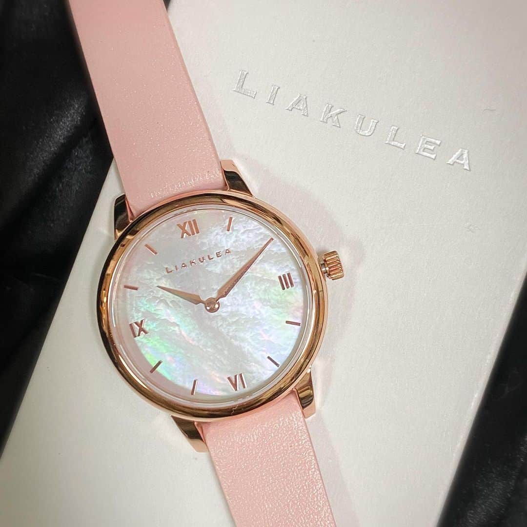 Sagiri Kitayamaさんのインスタグラム写真 - (Sagiri KitayamaInstagram)「ハワイの星空をイメージした、文字盤がキラキラ綺麗で可愛い  #liakulea ( @liakulea_japan )の腕時計⌚✨  写真は Luana P03L (32mm) 。Luanaとはハワイ語で『ゆったりしたくつろぎ時間』を意味します。天然シェルを使用し光の反射で表情を変える文字盤が綺麗でとても素敵で、手元を優しい印象にしてくれます。シンプルなインデックスを起用し、オフィスシーンでも使えます。カジュアルなカラーベルトが個性的でありながらも、アクセサリー感覚でつけれる、ハワイから上陸したジュエリーのような時計です。(Luana P03 38mmとペアでの着用も可能です。) カラーが豊富でどれも凄く可愛いので、是非チェックしてみて下さいね💕→ @liakulea_japan  クーポンご使用で10％OFFになります‼️10％割引クーポンコード⇒【 rereray158】(2022年1月28日まで有効です) ☆.。.:*・°☆.。.:*・°☆.。.:*・°☆.。.:*・°☆.。.:*・°☆.。.:*・°☆.。.:*・°☆。 #リアクレア #時計 #腕時計 #liakulea #ハワイ #手元倶楽部 #耳毛祭 #ベンツマーク祭 #norwegianforestcat #ラグドール #ragdoll #ねこ #猫 #cat #cats #catlover #catstagram #catsofinstagram」2月3日 22時00分 - rererurerurela
