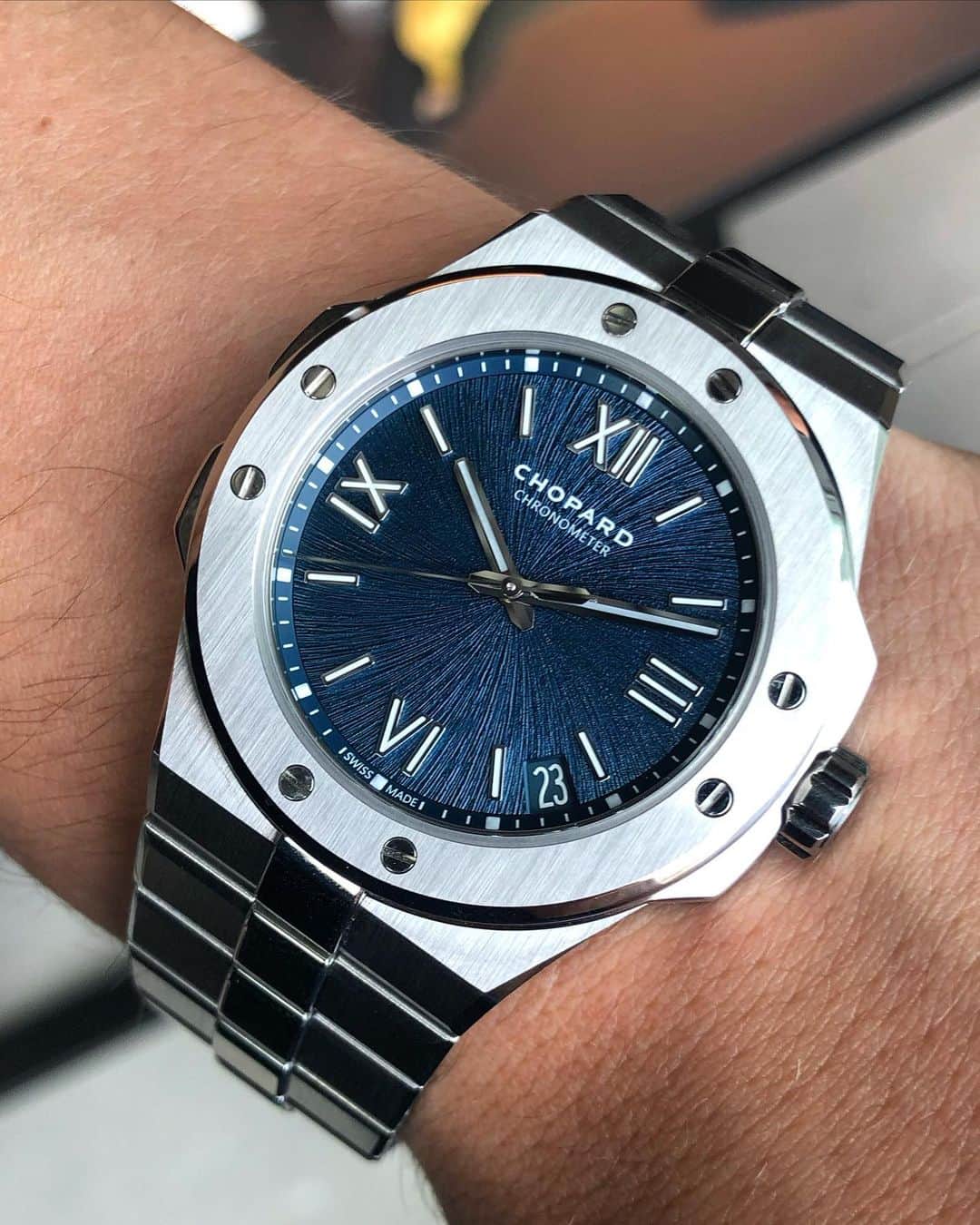 Daily Watchさんのインスタグラム写真 - (Daily WatchInstagram)「The 41mm @Chopard Alpine Eagle with stunning blue dial. Crafted from the ultra-resistant and light-reflecting metal called Lucent Steel A223 #Chopard #ChopardAlpineEagle」2月3日 22時01分 - dailywatch