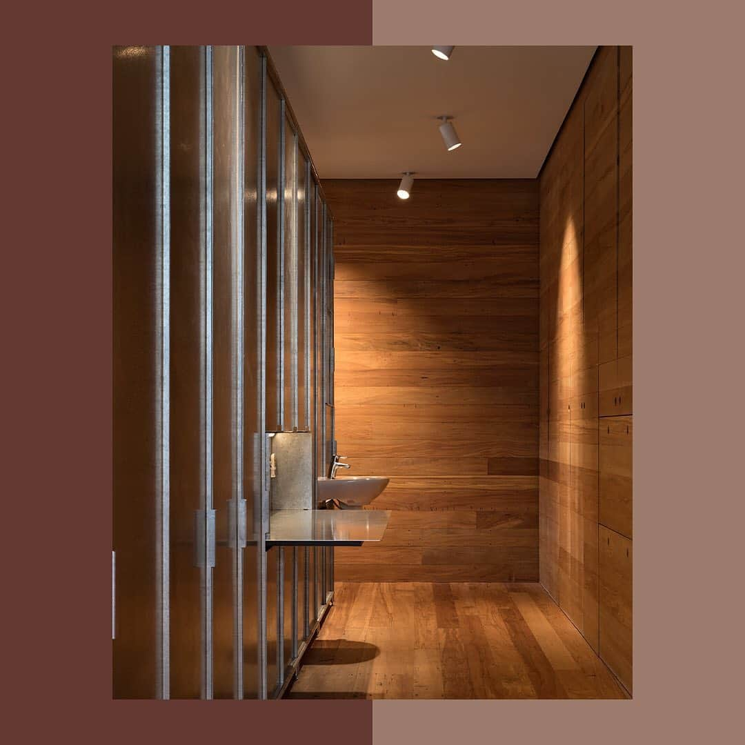 イソップさんのインスタグラム写真 - (イソップInstagram)「Aesop Newmarket: raw simplicity and recycled timber. Created in partnership with @pattersonassociates, Aesop Newmarket in Auckland was inspired by the region’s architectural heritage. The interior echoes the raw simplicity of a traditional New Zealand washroom or rudimentary holiday home, with recycled Rimu timber covering the walls and floor, and shelving surfaces reminiscent of oven trays—alluding to the site’s original use as a commercial bakery.」2月3日 22時02分 - aesopskincare