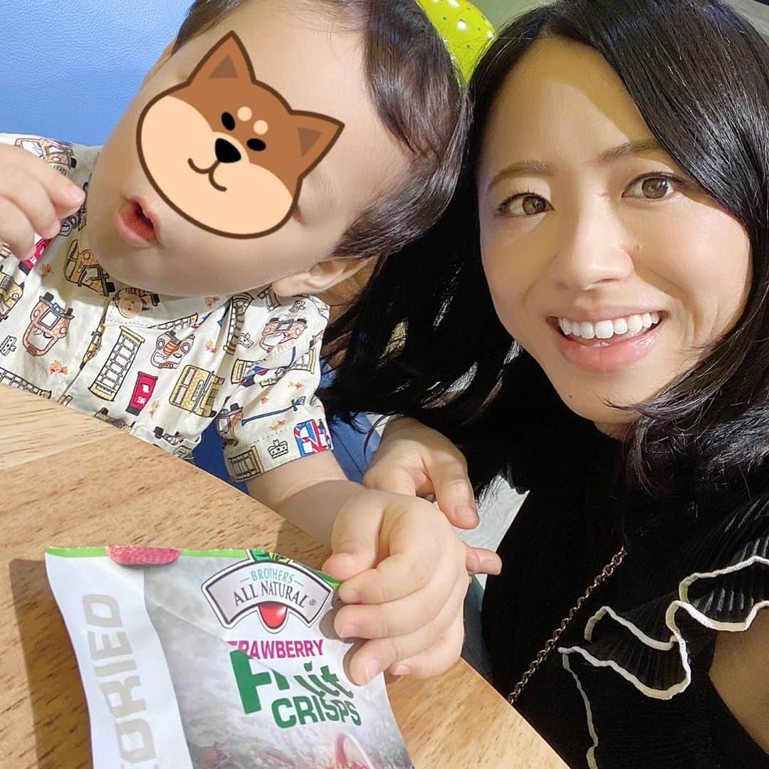 大西蘭のインスタグラム：「・ 息子が大好きなフリーズドライのイチゴ🍓 ・ 原材料はイチゴのみ！ ・ 砂糖や人工甘味料、添加物は使ってないので、安心してあげられます👍 ・ 息子はイチゴが大好き🍓 でも生のイチゴは持ち運びにくい… このフリーズドライのイチゴならお出かけ先でのおやつにもぴったり♬ ・ １袋にたくさん入っているものも試しましたが、高温多湿のシンガポールでは、食べ切る頃にはシケてしまいました😭 ・ なので、うちは小分けになっているものを購入してます☺️ ・ ブラザーオールナチュラルのナシやリンゴもお気に入りなので常備してます😋 ・ 特に、ナシはフリーズドライでは珍しいし、西洋ナシではなくて日本のナシの味で、大人ウケも良いのでオススメです🍏 ・ iHerbで購入できます🌿 ・ 私のクーポンコード【HID3816】 を入力すると5%OFFになります😊 良かったら使ってください❣️ https://jp.iherb.com/home?rcode=HID3816​ ・ @iherb  ・ ・ #iherb #iherb購入品 #iherbオススメ  #ブラザーオールナチュラル #フリーズドライ #フリーズドライいちご #フリーズドライイチゴ #フリーズドライストロベリー #フリーズドライ苺 #フリーズドライりんご #アイハーブ #アイハーブ購入品  #ヘルシースナック #ヘルシーおやつ #幼児おやつ」