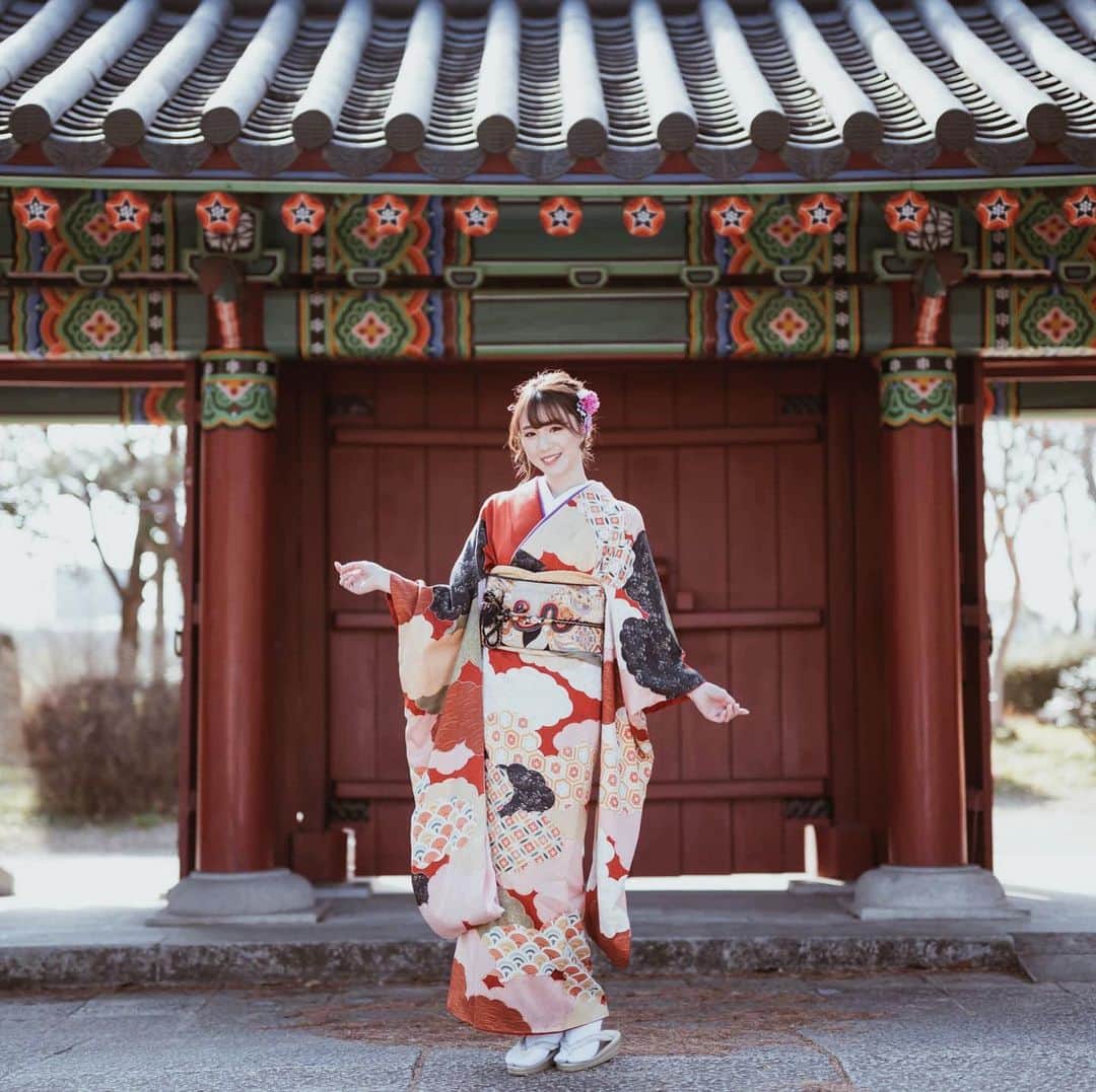 咲月美優のインスタグラム：「☽ . ⛩👘 . 着物のデザインと背景がばっちり👌🏻 . . #shooting  #kimono #portraitphotography  #晴れ着 #振袖 #着物 #ポートレート .」