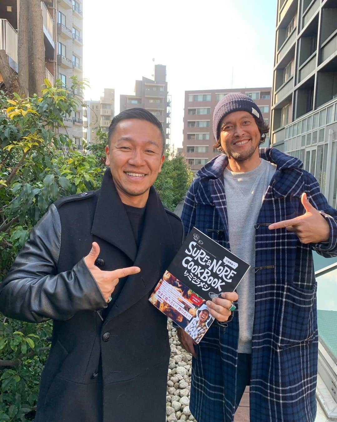 三浦理志さんのインスタグラム写真 - (三浦理志Instagram)「「SURF&NORF COOK BOOK by ミウメシ」を届けよう企画❗️2人目は〜 ミュージシャン Def Tech Microです！ 詳しくはOCEANSのインスタを見てね！ Micro ありがとね〜❗️ #ミウラメシ #surfandnorf #deftech #micro #cookbook #recipe #oceans #oceans_magazine #料理 #料理本 #レシピ本 #男めし #ありがとう」2月3日 22時04分 - mar4m