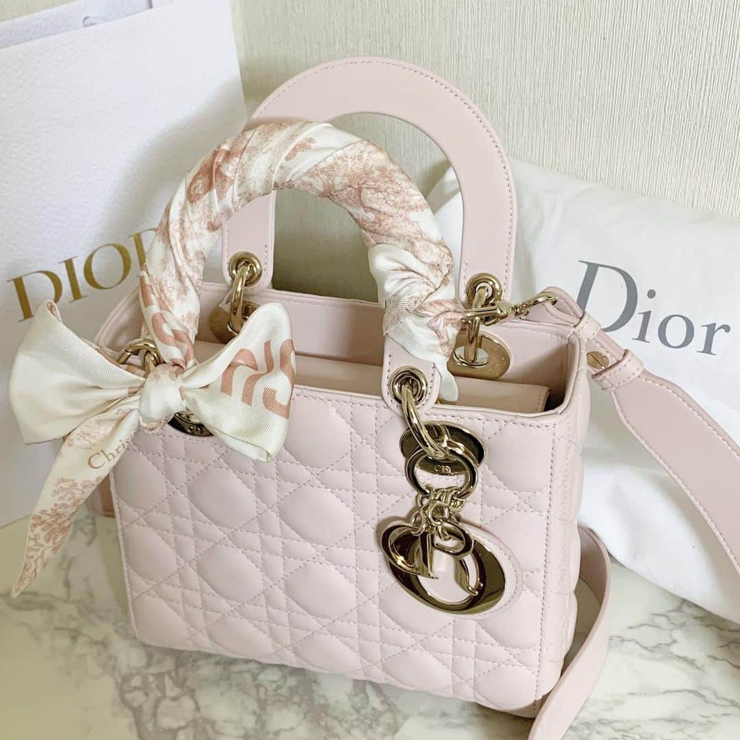 岡本麻佑のインスタグラム：「. 気が付いた時からずっと憧れだったLady Dior👠💖色んなタイミングが重なり、節目かなと思い遂に自分の元へ💞多分これから色んなことを共にしていくんじゃないかな😂💕もし自分に娘や孫が出来たら引き継げるように大切に使っていきたい😍💎✨お財布とお揃い嬉しいな😻似合う女性になれる様にまた頑張ります🧚🏻‍♀️✨ #dior  #ladydior #myabcdior」