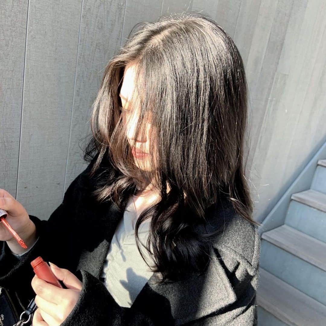 柴のインスタグラム：「高校の同級生の @emio.yuuka に カットとトリートメントしてもらいました！😸 つやつや髪目指すぞ〜！！！ #ヨシンモリ #暗髪 #韓国ヘア」