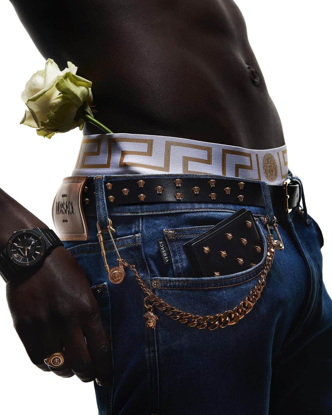 ジャンニヴェルサーチのインスタグラム：「Say it with Versace - view our edit of Valentine’s Day gifts at the link in bio.」