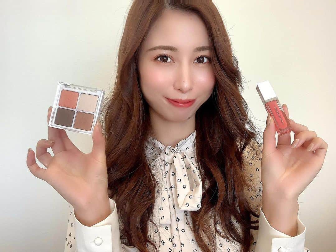 Chihiroのインスタグラム：「イエベ春メイク🌷  前にストーリーでもご紹介しましたが Faves Beautyさんのパーソナルカラー別コスメを使ってメイクをしました💄  目元は明るいオレンジとブラウンを基調に チークとリップはコーラルピンクで春らしく🌸  コスメは パーソナルカラーごとに ・チーク ・アイシャドウ ・リップ  がセットになっていて使いやすい😳💓 使いやすくて勝手に色んなところでPRしてる😂笑  #パーソナルカラー診断  #パーソナルカラーメイク #イメージコンサルタント  #イエローベース春  #イエベ春コスメ  #イエベ春メイク #イメージコンサルタント東京 #メイクレッスン #美人百花flowers  #美人百花」