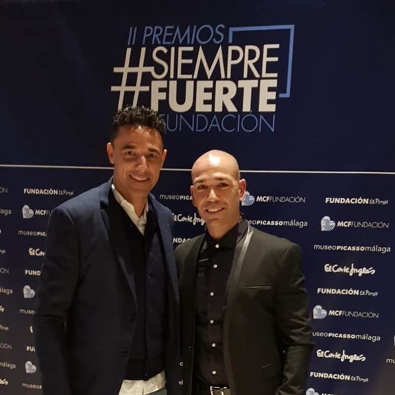 ウェリグトンのインスタグラム：「Felicidades por un año más de vida,amigo! Los últimos doces meses fueran muy especiales,porque luchaste, te superaste, creciste. Y lo más importante: te hiciste más fuerte. ¡ Ten un cumpleaños muy feliz! Tk😘😘😘👊🏻👊🏻👊🏻🎂🎂🎂👏🏻👏🏻👏🏻」
