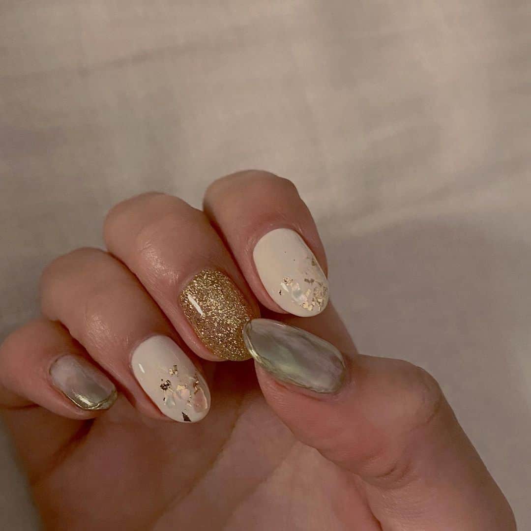 野島樺乃のインスタグラム：「✿whitenail✿   #nail #whitenail #ホワイトネイル #ネイル #オーロラネイル #ミラーネイル #ニュアンスネイル #네일」