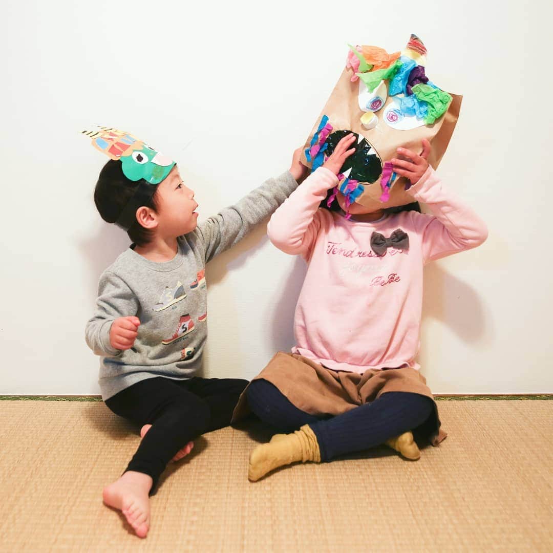 石井寛子のインスタグラム：「我が家のちびっこ鬼。 鬼滅キャラにも変身🎵  我が子達が アニメは怖くて見れないんですが 登場人物やセリフは なぜかばっちり知っているのです🤭  私がいざ鬼の面を被って 玄関から入ると、、、 豆を握りしめた 娘が大泣き！  6歳。といえども まだまだ鬼は怖いのね、 任せなさい かーちゃんが、守ってやる✊  #節分 #幼稚園児 #二歳差育児 #鬼は外」