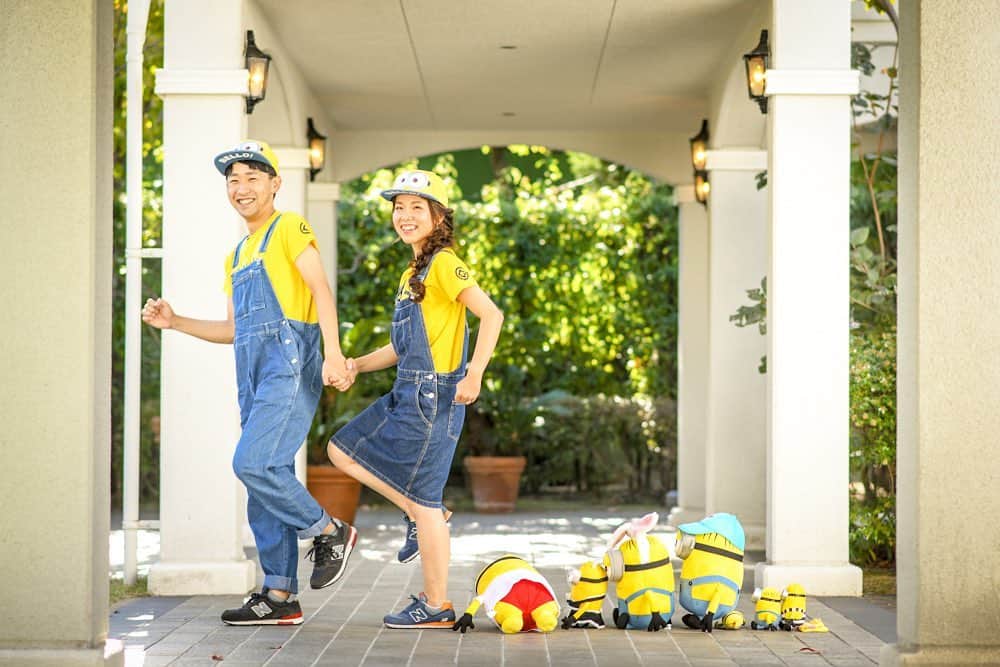 マリコレ ウェディングリゾートのインスタグラム：「. 𓍯マリコレウェディングリゾートの結婚式 . . . お二人の好きなものを詰め込んだ オリジナルウェディング💒 . . . 新郎新婦様が大好きな 「ミニオン」達と前撮り📸 当日も沢山の好きなもので溢れた ゲストの方もお二人らしさを 感じることが出来る結婚式でした♪ . . コロナが落ち着いた後にでも結婚式をお考えの方 見学だけでもぜひご予約ください♡ . . . . . コロナ禍での結婚式も お客様の安心安全を守りながら 少人数での結婚式の お手伝いも行っております . 結婚式を挙げたいけれども まだまだ大人数は不安 結婚式を挙げるけれども 家族だけの挙式と会食を検討 . マリコレウェディングリゾートの広い会場は 感染対策もしっかり行える解放空間となっております . . . ┈ ┈ ┈2月のbridal fair ┈ ┈ ┈ .  2月6日（土）ハーフコース無料試食付き ⇨9時〜△ 10時〜△ 11時〜○ 15時〜△ 16時〜◯  2月7日（日）ハーフコース無料試食付き ⇨9時〜△ 10時〜△ 11時〜○ 15時〜△ 16時〜◯  ご予約は... 𓍲 インスタグラムDM 𓍲 マリコレウェディングリゾートHP 𓍲 お電話:093-681-3333 承っております 是非、ご予約くださいませ  ┈ ┈ ┈ ┈ ┈ ┈ ┈ ┈ ┈ ┈ ┈ ┈  【お客様へ】 新型コロナウィルス感染予防として お客様に安心してご来館いただけるように ご来館時に検温・マスクの着用 アルコール消毒をお願いしております 何卒ご理解とご協力のほど宜しくお願い致します 尚、感染対策の詳細はHPにて記載しておりますのでご覧くださいませ  皆様にお会い出来ること マリコレウェディングリゾートスタッフ一同 楽しみにしております」