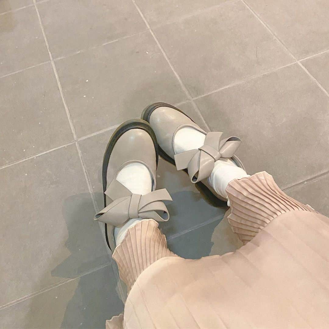 のインスタグラム：「・ ・  ２０歳になってめちゃくちゃ女の子な靴を履き始めました🩰 ・ ・ #merryjenny」