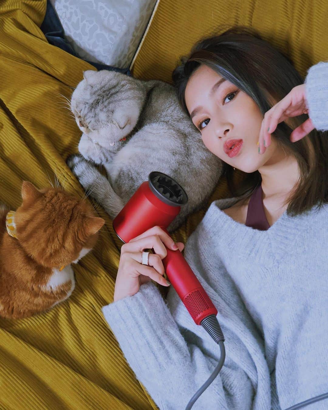 安柏兒さんのインスタグラム写真 - (安柏兒Instagram)「直到遇見你，我就再也回不去了⋯   目前與 @dysonhair 穩定交往中🥰   #真實使用者心得分享   從前不懂吹風機要怎麼買 反正風大應該就最快 追求快乾這部分 長頭髮的朋友應該很有感 染燙或受損髮質也需留意吹風機的溫度 髮型師不斷跟我灌輸吹整頭髮是最重要的關鍵一步 整間髮廊也都是用Dyson吹風機 不過那時候還無法感受什麼是吹完髮質看起來很亮 因為沒有親自操作 除了上髮廊 我能不洗頭就不洗頭🤪 因為頭髮真的太難吹乾了！！ 常常吹到需要中場休息 手很痠 而且大飆汗 也常因沒拿捏好 吹到頭皮燙傷的錯覺   有一年 真正親手接觸到了Dyson吹風機 真的不誇張 親自使用過才很明顯的感受到差別 不僅快乾超多 產品重量也很輕 根本不用中場休息 它的智能控溫也絕不會燙傷頭髮 而且完全明白了什麼是吹完髮質更好的訴求   從此，我就入坑了。 吹頭髮不再是難事，所以更願意洗頭了！   這次春節特別版「瑰麗紅」的新色是我第三支Dyson Supersonic吹風機 Supersoinc的另一個特色就是配備了4款特別的吹整配件 其中讓我超驚豔的就是「柔和乾髮吹嘴」 長得超可愛 超小 特別好收納 😂 重點是它可以降低溫度20度，但風力絲毫不減弱！ 可以保護染後髮色跟敏感頭皮 根本專為受損敏感頭皮和細軟髮（我🙋🏼）設計 像我超常漂染 頭髮都損壞而變得超乾燥 現在我每天都用「柔和乾髮吹嘴」吹整 還沒抹保養品髮質就很順很亮了   如果只是日常吹整需要或非敏感頭皮的女孩們 我也很推薦「順髮吹嘴」哦！ 這個吹嘴利用輕柔的低速氣流同時達到吹乾和塑型效果 可以撫平毛鱗片創造出自然的柔順秀髮(用完Supersonic光澤感讚讚)👍 不得不說Dyson的每一個吹嘴都很厲害耶~   從前都是借室友的吹風機 現在換她不還我Supersonic了🥲   在此與各位分享，my true love 💖 >>https://lihi1.com/X5Xnd/amberyo 使用過朋友都跟我一樣，無法回頭了呢～   #dyson #supersonic #mytruelove」2月3日 22時29分 - amberyosuper