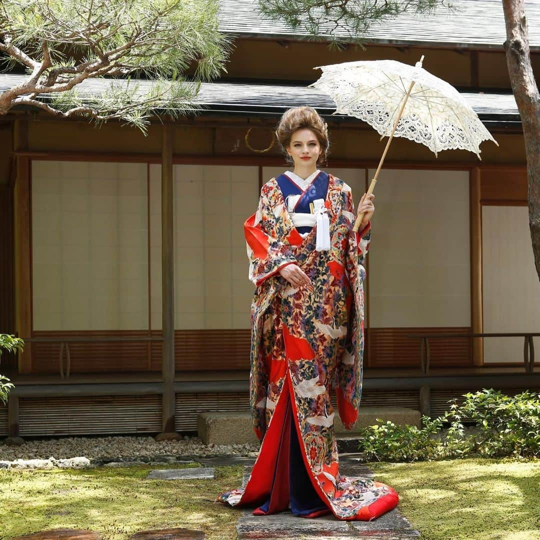 The KAMAKURA WEDDINGのインスタグラム：「「金華山織り」の色打掛 流暢に描かれた唐草文様の蔓を伸ばす勢いは、繁栄発展を願う意味が込められています。四十年前の1点もののビンテージ着物が現代のコーディネートで生き生きと蘇ります。」