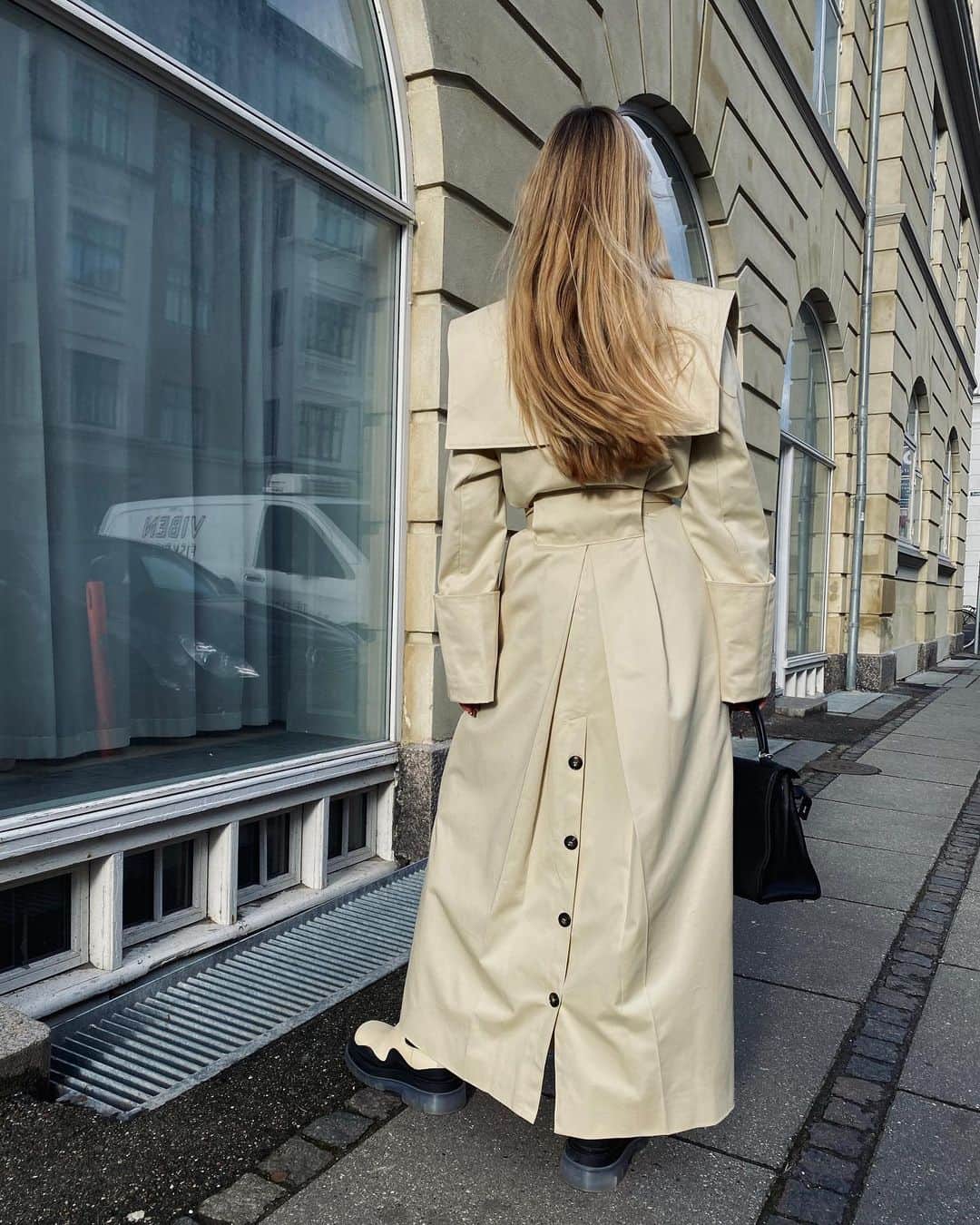 ペニーレ・タイスベックのインスタグラム：「Annonce Wearing one of my favorite pieces from  @bymalenebirger #fall2021 collection🤍」