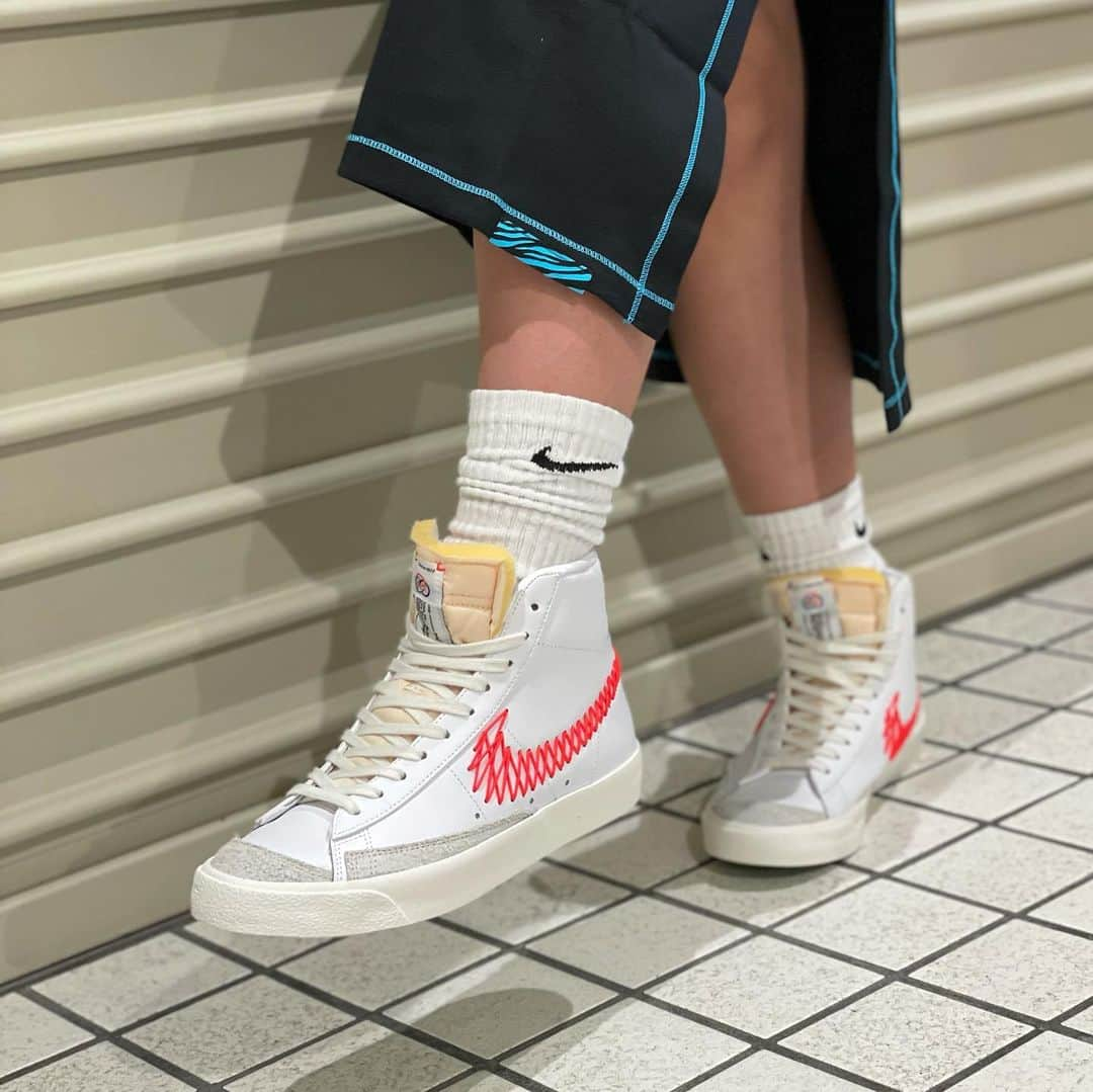 アトモスガールズ/atmos girlsのインスタグラム：「. NIKEから2021年の旧正月、"春節"からインスパイアされ中国の伝統工芸にスポットを当てたスペシャルなデザインのコレクションが登場！！ 今回登場するのは人気定番スニーカーの"BLAZER"と"AIR MAX 2090"。それぞれシルエットは保ちつつそれぞれ一部分には、"中国結び"のデザインロゴを配置✨インパクトあるユニークなデザインとなっています。2/10(WED)より発売！ぜひお見逃しなく🌸✨  　　 　　　 　　　 　 　  #atmos#atmospink#アトモス#アトモスピンク#スニーカー#スニーカー女子#NIKE#airmax2090#airmax#blazermid#エアマックス#ナイキコーデ#ストリートスタイル#ストリートコーデ#ストリートファッション#ワンピース#レザージャケット#スニーカーコーデ#春コーデ#春節#🇨🇳#chinesenewyear#cny#ハイカット#ハイテクスニーカー」