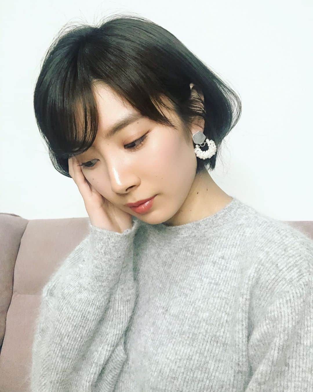 のインスタグラム：「. . 今日はお気に入りのピアスしてた💫 . . #pearl #Pierce #accessory #favorite  #today #fashion #gray #knit #パールピアス #ピアス #お気に入り #今日の服 #グレー #ニット」