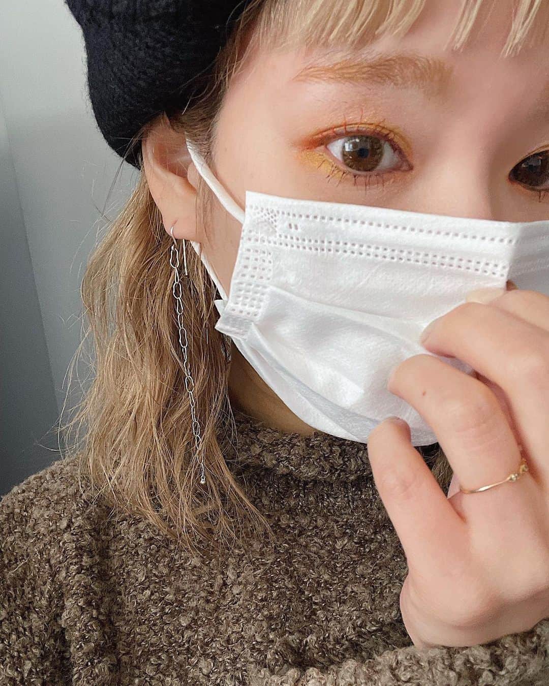sakincho1028のインスタグラム：「今日のアイメイク。 上瞼と目尻にセルヴォークEX03 上瞼の真ん中にaddiction 160 目尻と眉頭をm.m.mのペンシル03 上まつ毛の黒目から目尻に向かってshuのオレンジマスカラ したまつ毛と目頭はuzuのバーガンディのマスカラ🌼 まつ毛パーマしてるとメイクがらくちーんです！ 眉毛は @coebi さまの新技術で整えてもらう予定なのでボサボサにしてます！！！！ #メイク」