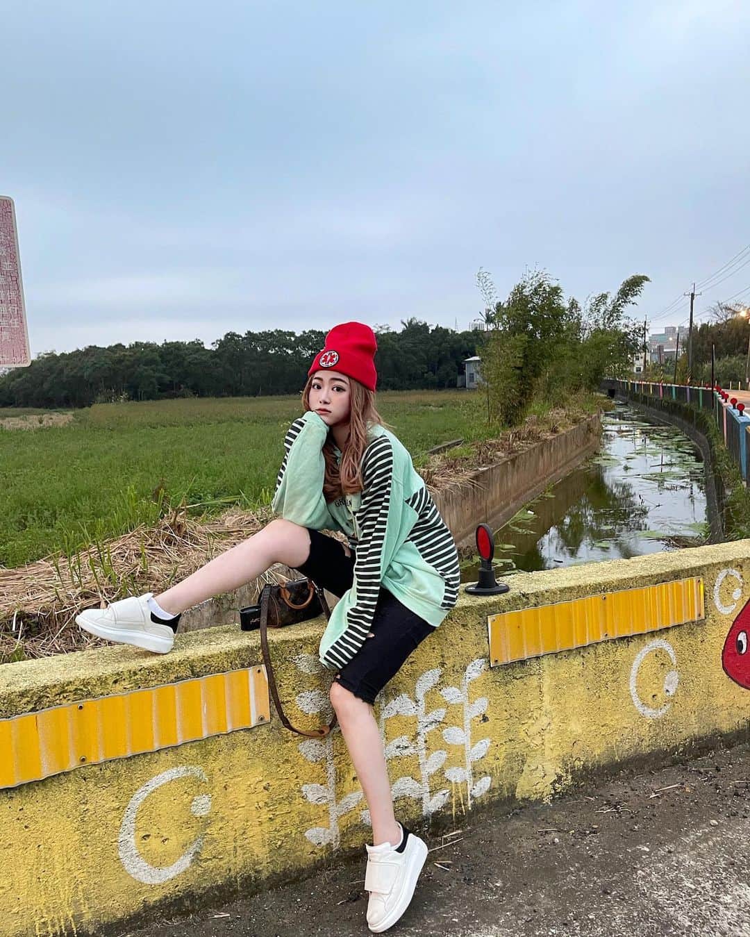 徐薇涵（Wei Han Xu）のインスタグラム：「隨手拍了幾張 就很喜歡餒這種感覺🥺 這穿搭應該是普遍男子都看不懂的吧🤣 👖還是自己剪成5分褲的 🥺自己喜歡自在那是最重要的呀 🤍 #海豚穿搭 #outfit」