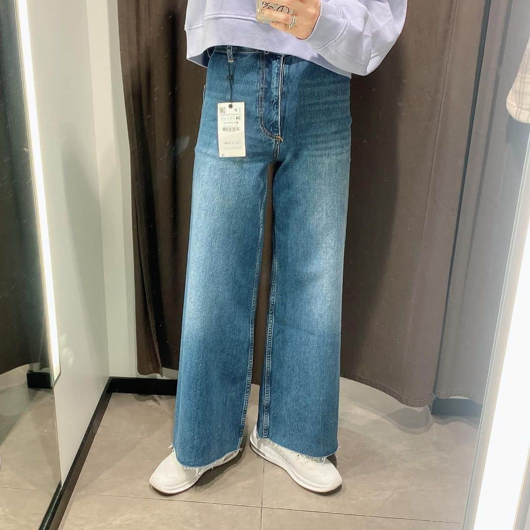 shieさんのインスタグラム写真 - (shieInstagram)「. 久しぶりにZARAでdenim買った☺️  めちゃくちゃいい！！  正直UNIQLOやGUのストレートデニムより、こっちの方がいいです←  もともとベージュを持っててこの形すごく気に入ってたんだけど、やっぱり最高！！  かなりハイライズ！！  真ん中だけ34であとは32inchです🥰  本当におすすめ😟💓👏  #ハイウエストデニム #ハイウエストストレートジーンズ #ザラ#ザラジョ#ザラジョコーデ#ザラ購入品 #ザラデニム#デニムコーデ#置き画くら部 #ハイライズ#ハイウエストパンツ#デニム#デニムパンツ #ストレートデニム」2月3日 22時38分 - shiiii0125