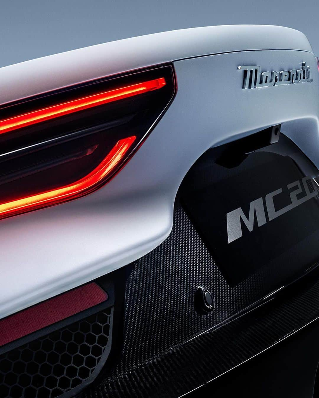 マセラティさんのインスタグラム写真 - (マセラティInstagram)「Ever seen a smoother backside? The taillights on the #MaseratiMC20 are designed to emphasise its width with the illusion of being sculpted from the body itself. MC20. The First of its Kind. #Maserati」2月3日 22時38分 - maserati