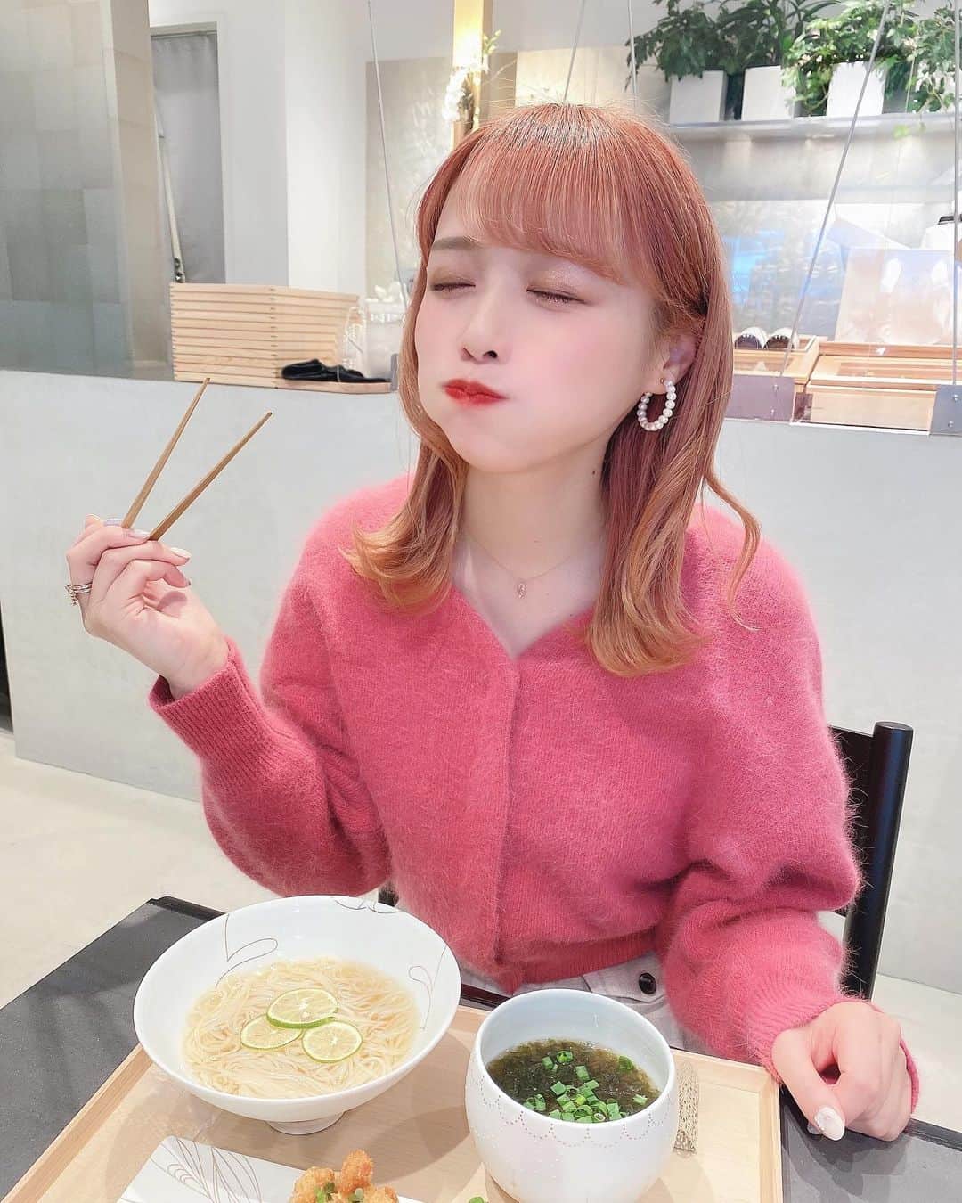計良日向子（ひなひ）さんのインスタグラム写真 - (計良日向子（ひなひ）Instagram)「. . 原宿にある @harajucrossjmc_est で いなり寿司とそう麺ランチ🍴💗 とにかくめちゃくちゃ美味しい🥺 こういう和食が本当に大好きすぎる！ . . . @armaiti_jewelry のネックレス♡ 華奢なハートが私好みすぎる😻 お気に入りで最近たくさん付けてる💕 . . . 👗ニット　@snidel_official . 👗ボトムス　@gu_for_all_ . . . . #原宿グルメ #原宿ランチ #原宿カフェ #東京カフェ #東京グルメ #カフェ巡り #私服 #コーディネート #snidel #スナイデル #gu #guコーデ #ジーユー #プチプラコーデ #アールマティ」2月3日 22時30分 - kerahinako1105