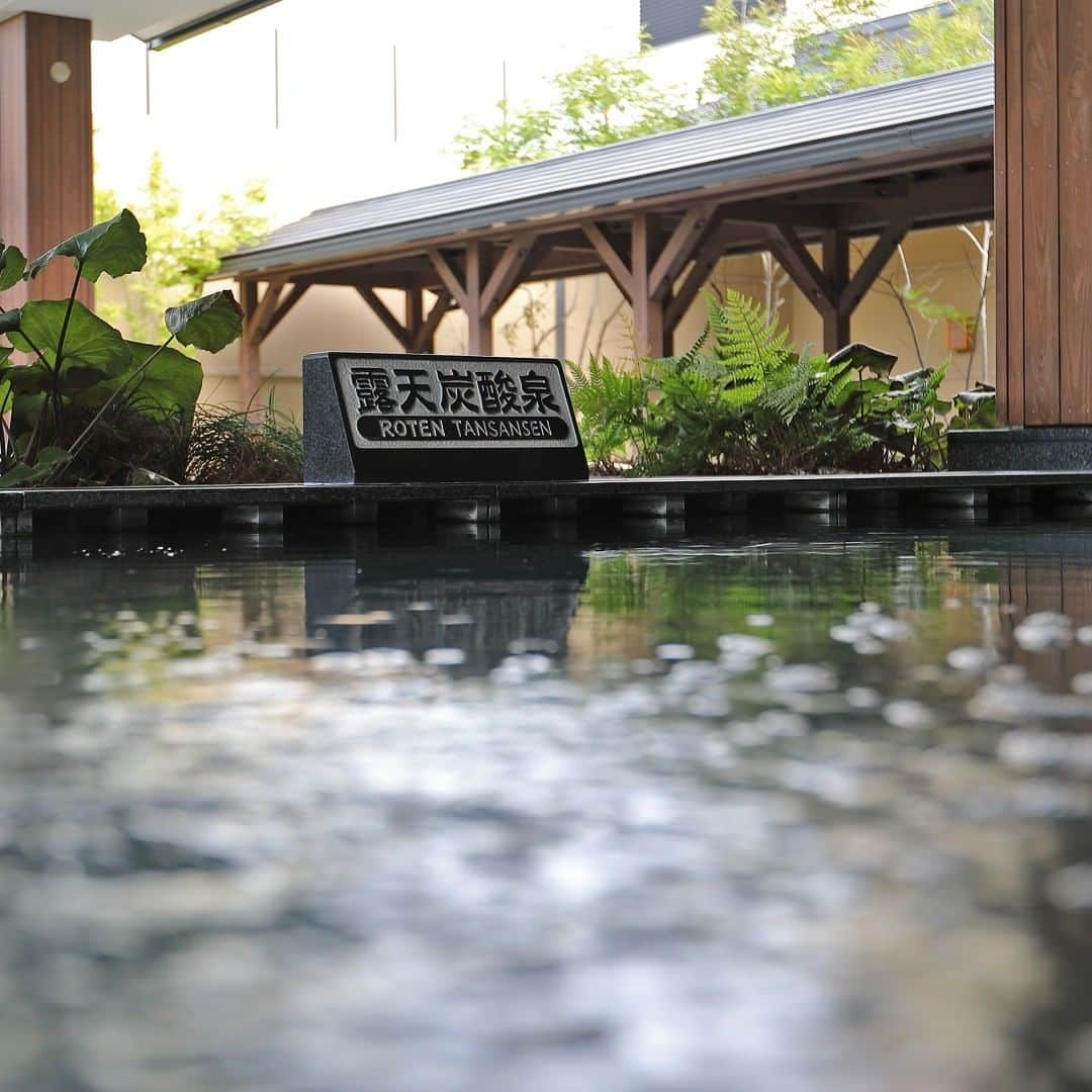 竜泉寺の湯さんのインスタグラム写真 - (竜泉寺の湯Instagram)「急に冷え込む日も多くなってきました☃  身体を冷やすのは百害あって一利なしです！  肩こりや頭痛の原因にもなるそうです😥 手足やお腹が冷たいなと感じはじめたら、そろそろ「温活🩸」を取り入れませんか？  お風呂やサウナで、身体を芯からあたためれば、ポカポカ持続♨ 寒い季節の強い味方です🤩  #免疫力 #温活 #温活女子 #八王子 #湘南 #草加 #横浜 #竜泉寺 #温泉 #銭湯 #岩盤浴 #スーパー銭湯 #竜泉寺の湯 #日帰り温泉 #天然温泉 #お風呂 #おふろ #炭酸泉 #露天風呂 #サウナ #サウナ女子 #温泉女子 #カラダぽかぽか  #冷え性 #肩こり #温泉旅行  #湯治」2月3日 22時30分 - ryusenjinoyu