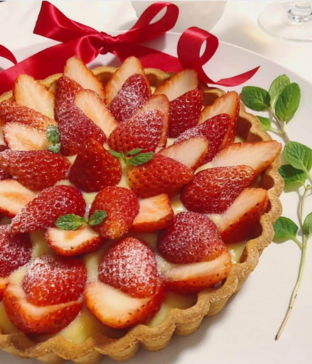 宮内理沙さんのインスタグラム写真 - (宮内理沙Instagram)「🍓🍓🍓 . . この前ストーリーに載せたいちごのタルト🥧🎀 前回(2枚目)と違う盛り付けにしてみました🧐💡 . . カスタードクリームが毎回ちょっと緩くなってしまうから難しい、、😫💭 . いちご以外にも挑戦してみたいな😋 何のフルーツが良いかな🤔☀️ . . #strawberrys #strawberrytart #cookingram #foodie #いちごタルト #りさずキッチン🍽 #とりあえずリボン #🍓 #🥧」2月3日 22時31分 - risa_miyauchi