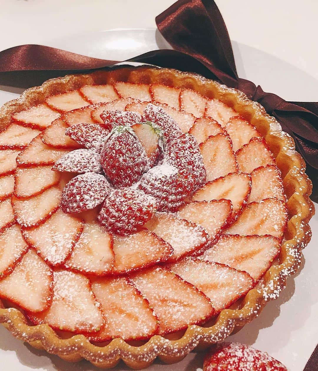宮内理沙さんのインスタグラム写真 - (宮内理沙Instagram)「🍓🍓🍓 . . この前ストーリーに載せたいちごのタルト🥧🎀 前回(2枚目)と違う盛り付けにしてみました🧐💡 . . カスタードクリームが毎回ちょっと緩くなってしまうから難しい、、😫💭 . いちご以外にも挑戦してみたいな😋 何のフルーツが良いかな🤔☀️ . . #strawberrys #strawberrytart #cookingram #foodie #いちごタルト #りさずキッチン🍽 #とりあえずリボン #🍓 #🥧」2月3日 22時31分 - risa_miyauchi