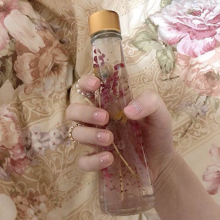 のインスタグラム：「セルフネイルした〜💅🏼💎  最初なので、シンプルめにしたよ！♡  #ネイル #セルフネイル #ピンクネイル」