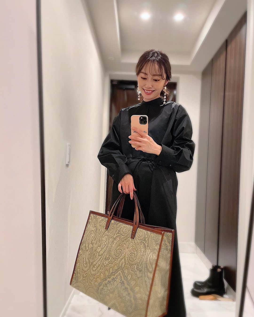 小祝麻里亜のインスタグラム：「🖤🤎🧡  今日は立春🌸日が短くなってきてると思うと、嬉しいなぁ☺️✨✨  シンプルワンピだからイヤリングつけてみた✌️  ちなみにクラブハウス始めたので、使ってる方は繋がりましょうね🙆‍♀️アカウントはmaria_koiwaiだよ✨✨  ． ． ．＿＿＿＿＿＿＿＿ #outfit #coordinate #look #instafashion #셀스타그램 #얼스타그램 #코디 #스타일링 #데일리 #데일리룩 #오오티디 #158cmコーデ #クラブハウス #clubhouse」