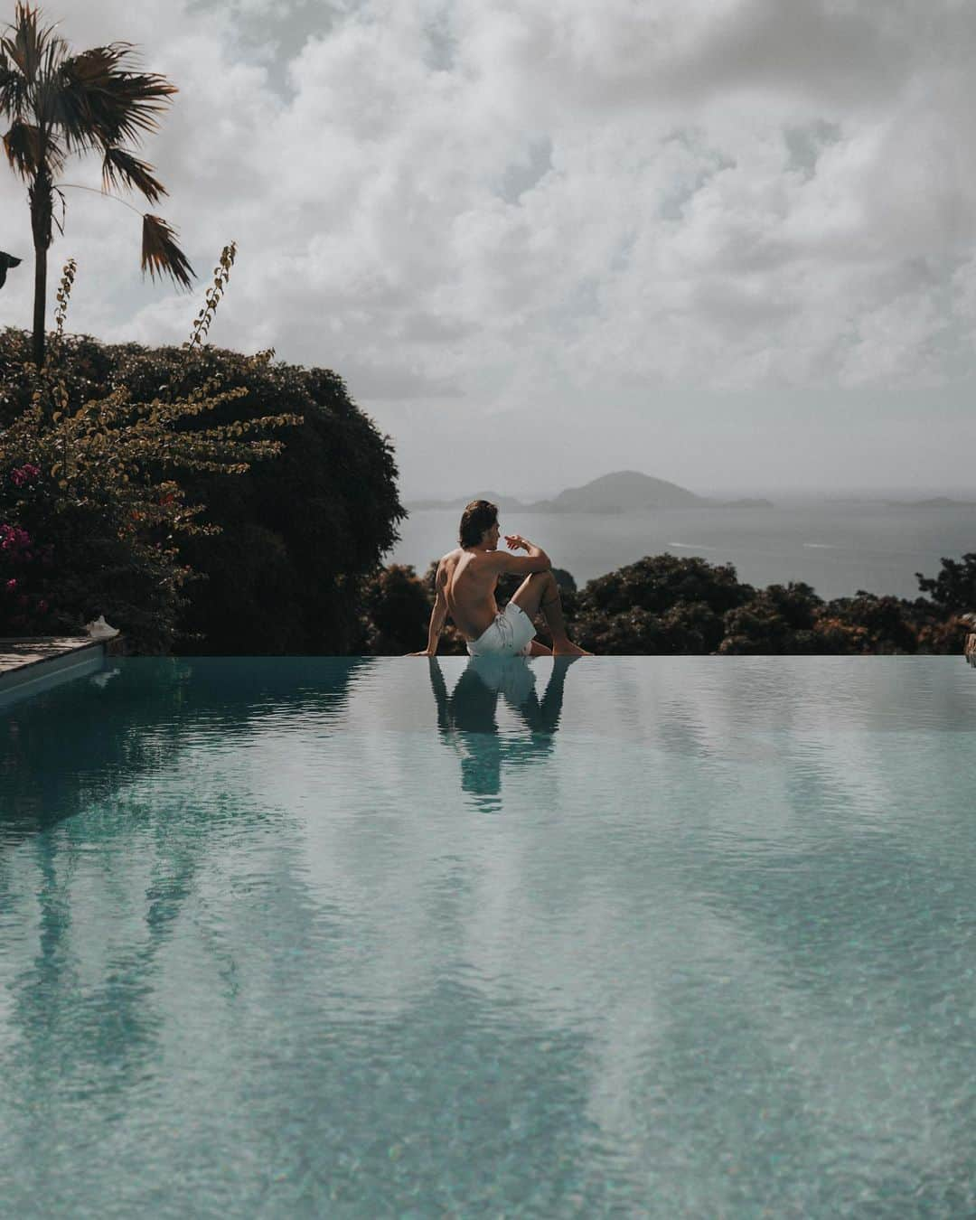 Enzo Cariniさんのインスタグラム写真 - (Enzo CariniInstagram)「Some pictures of this charming hotel in Guadeloupe, which one do you prefer ? 🌺 @lejardinmalanga   #guadeloupe #photography #travel #hotel #antilles」2月3日 22時33分 - enzo_carini