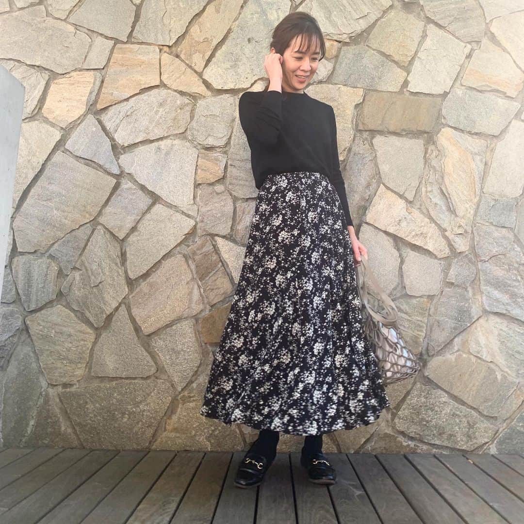 福吉 彩子さんのインスタグラム写真 - (福吉 彩子Instagram)「働くかあさんのお出かけコーデ ずっと家にいると、シワにならない楽な服を選びがち。昨年からずっと一軍のユニクロのスカートに、#エクストラファインメリノクルーネックセーター の組み合わせは、ちょっと買い物にも出かけられるきちんと感も兼ね備えていて優秀すぎる😁  #ゼオスキン　始めて3週間　顔がすごいことになってるけど、人に会わないようにできているから、コロナ対策的にはよかったのかもだなあ〜  ニット　#uniqlo  スカート　#uniqlo   #ワーママ #ワーママコーデ #働くかあさん  #プチプラコーデ #domanimagazine プラコーデ #Domani #ドマーニ #雑誌ドマーニ #Domanist  #domanimagazine」2月3日 22時35分 - fuku44aya