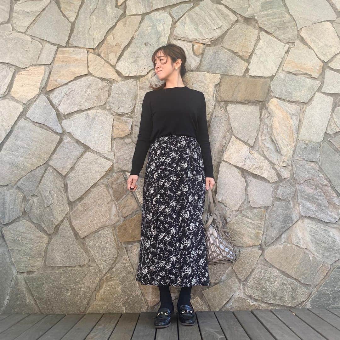 福吉 彩子さんのインスタグラム写真 - (福吉 彩子Instagram)「働くかあさんのお出かけコーデ ずっと家にいると、シワにならない楽な服を選びがち。昨年からずっと一軍のユニクロのスカートに、#エクストラファインメリノクルーネックセーター の組み合わせは、ちょっと買い物にも出かけられるきちんと感も兼ね備えていて優秀すぎる😁  #ゼオスキン　始めて3週間　顔がすごいことになってるけど、人に会わないようにできているから、コロナ対策的にはよかったのかもだなあ〜  ニット　#uniqlo  スカート　#uniqlo   #ワーママ #ワーママコーデ #働くかあさん  #プチプラコーデ #domanimagazine プラコーデ #Domani #ドマーニ #雑誌ドマーニ #Domanist  #domanimagazine」2月3日 22時35分 - fuku44aya