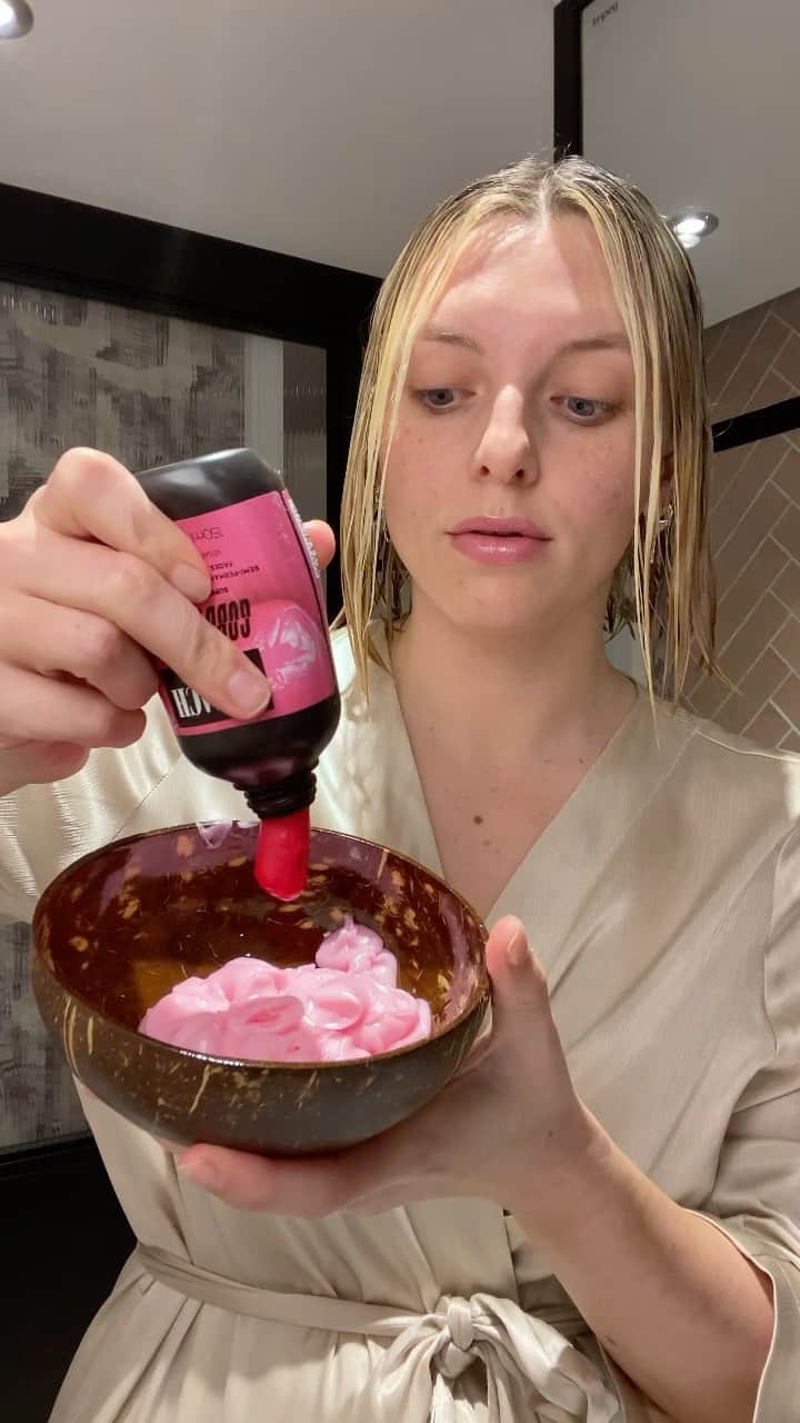 Estée Lalondeのインスタグラム：「💞 LOCKDOWN HAIR TRANSFORMATION 💞 I used @bleachlondon Rosé Semi-Permanent Hair Colour with a bit of the Gobby Pink mixed in! (I actually added more Gobby Pink the next morning to achieve the final look!) 💁🏼‍♀️」