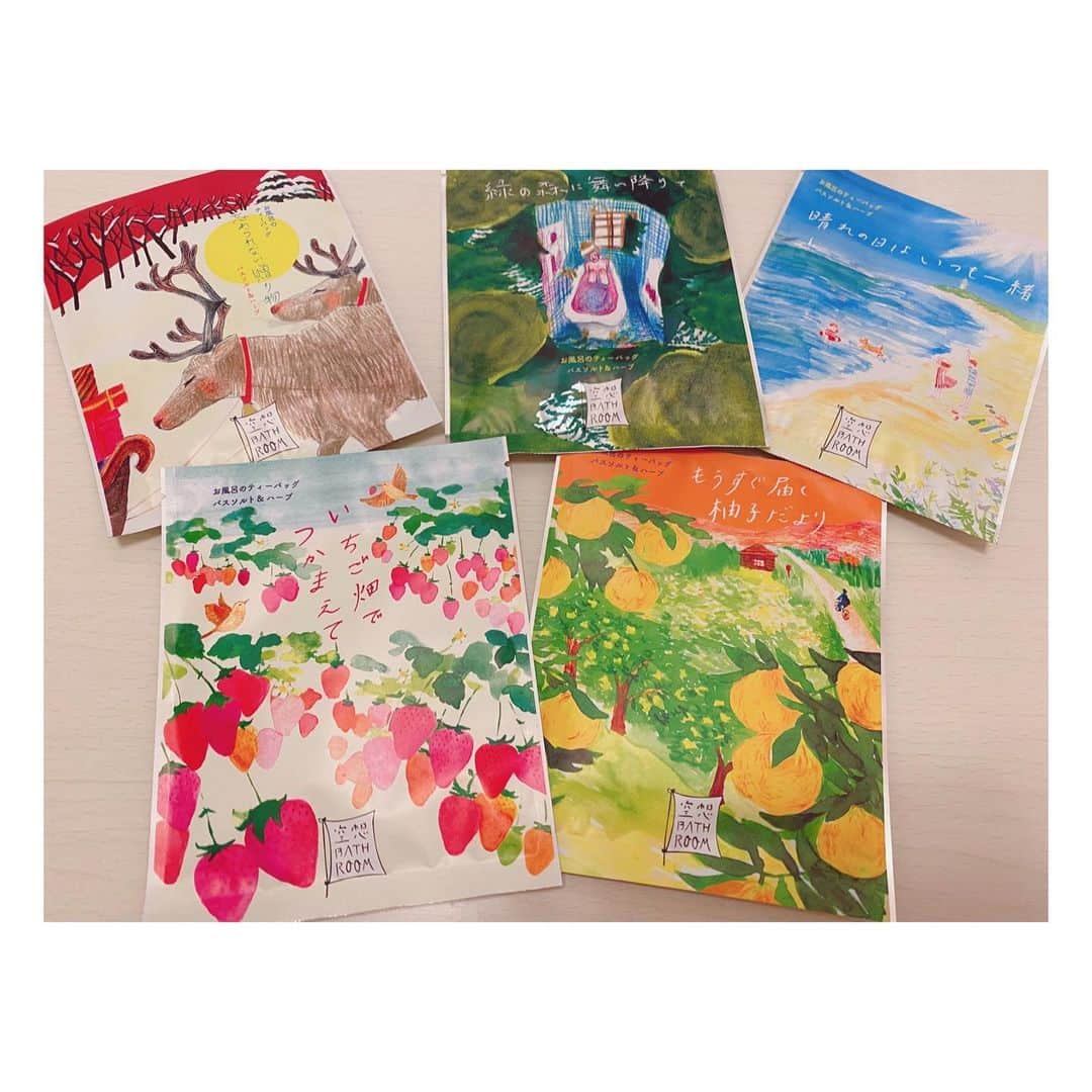 松崎博香のインスタグラム：「. いろんな種類あったから買ってきた🛁 空想入浴剤すごく好き☺️🤍 全部で何種類あるんだろうか。。。 みんなはお風呂すき？？ 私は最近好きになったよ🐼 #いちご畑でつかまえて  #忘れられない贈り物 #緑の森に舞い降りて #晴れの日はいつも一緒 #もうすぐ届く柚子だより  #空想バスルーム #空想bathroom #入浴剤」